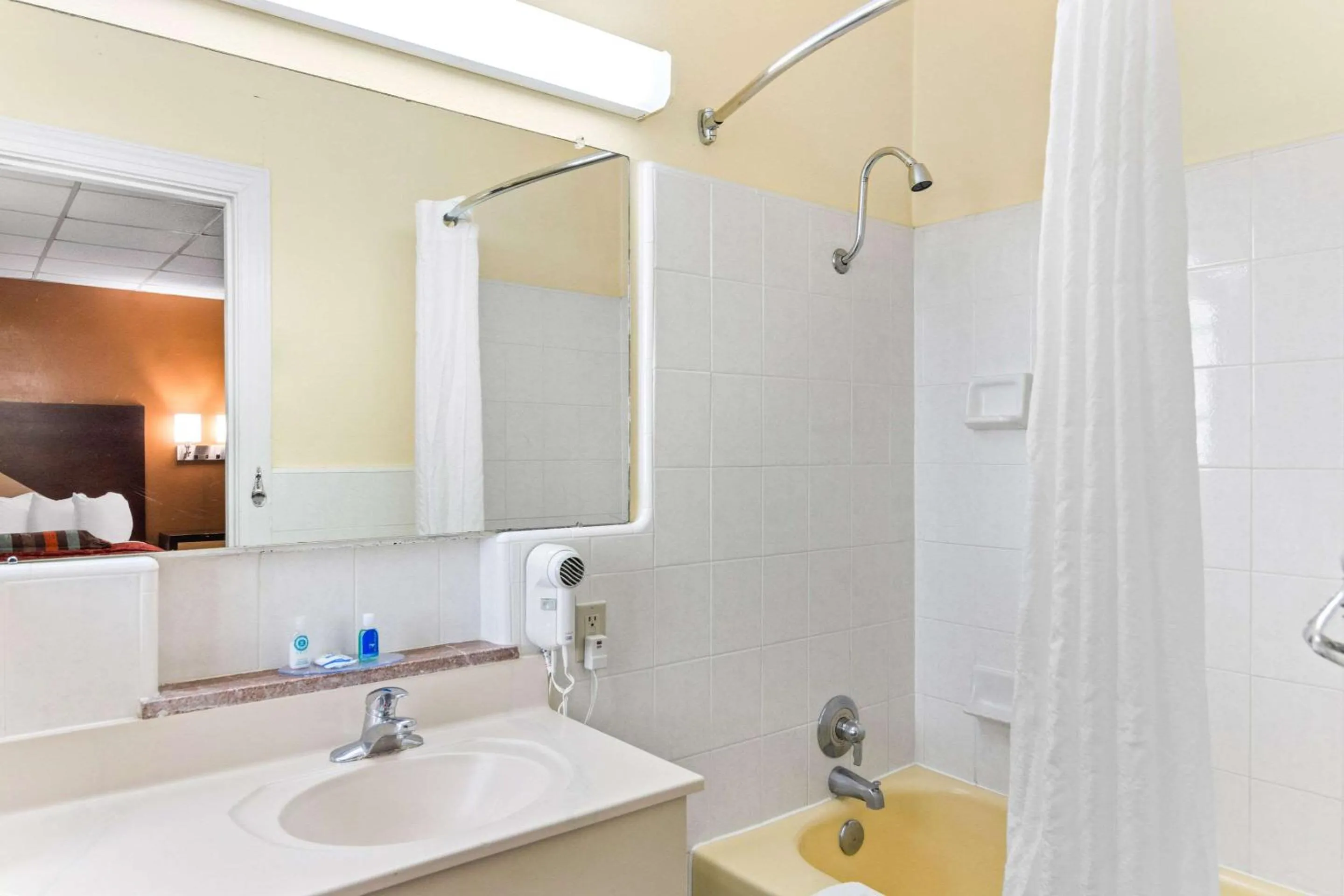 Bedroom in Rodeway Inn Williamsburg Edge District