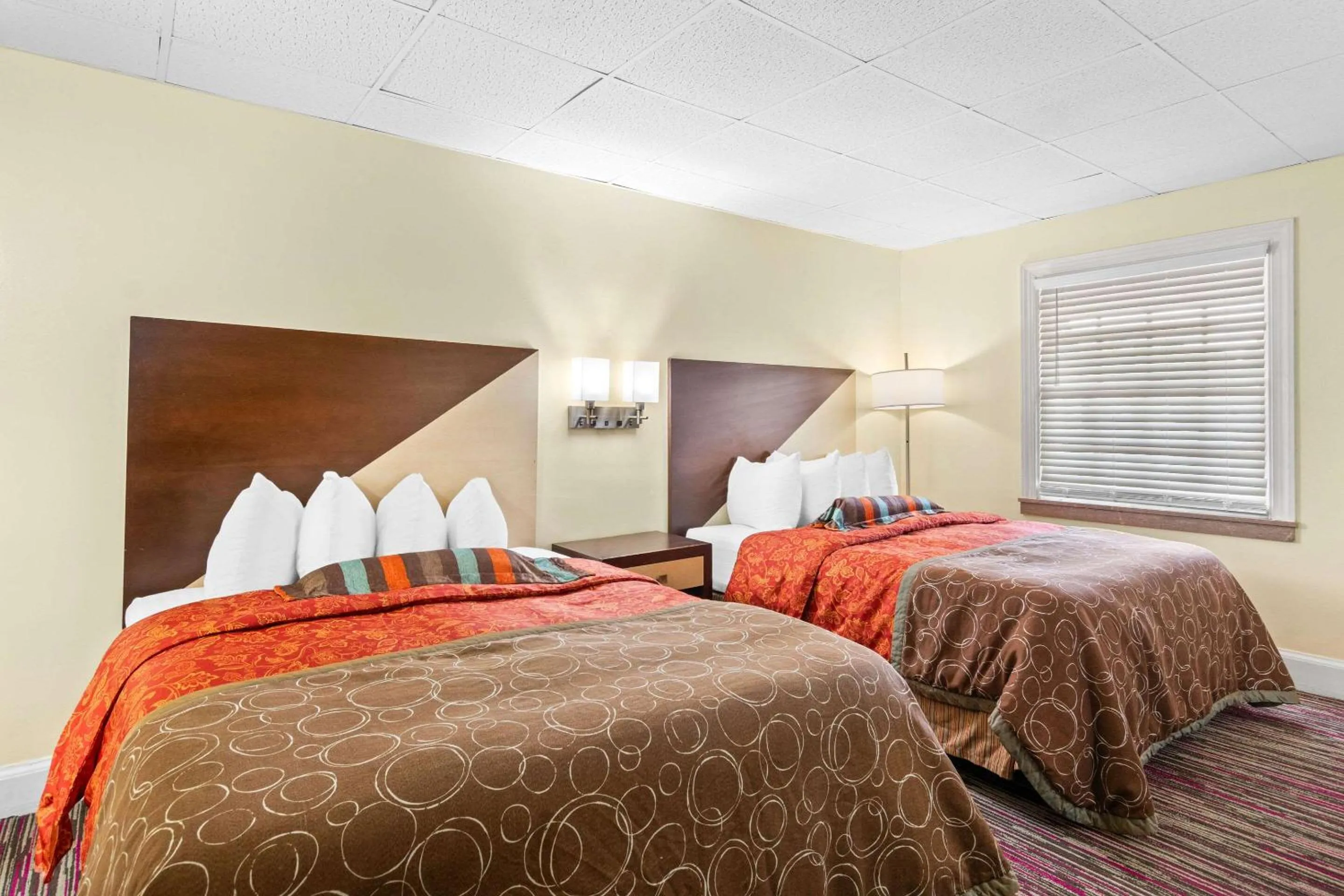 Bedroom, Bed in Rodeway Inn Williamsburg Edge District