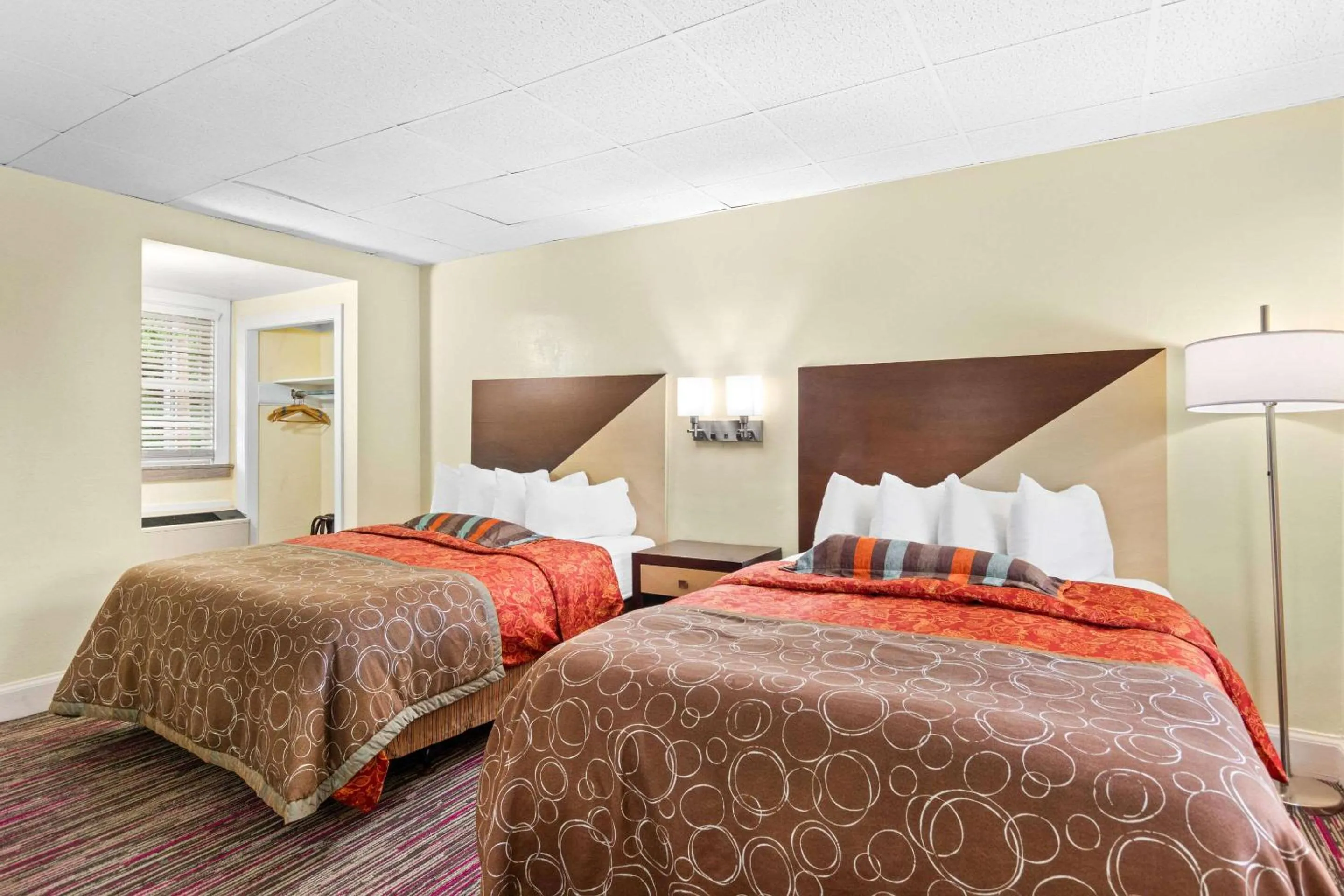 Bedroom, Bed in Rodeway Inn Williamsburg Edge District