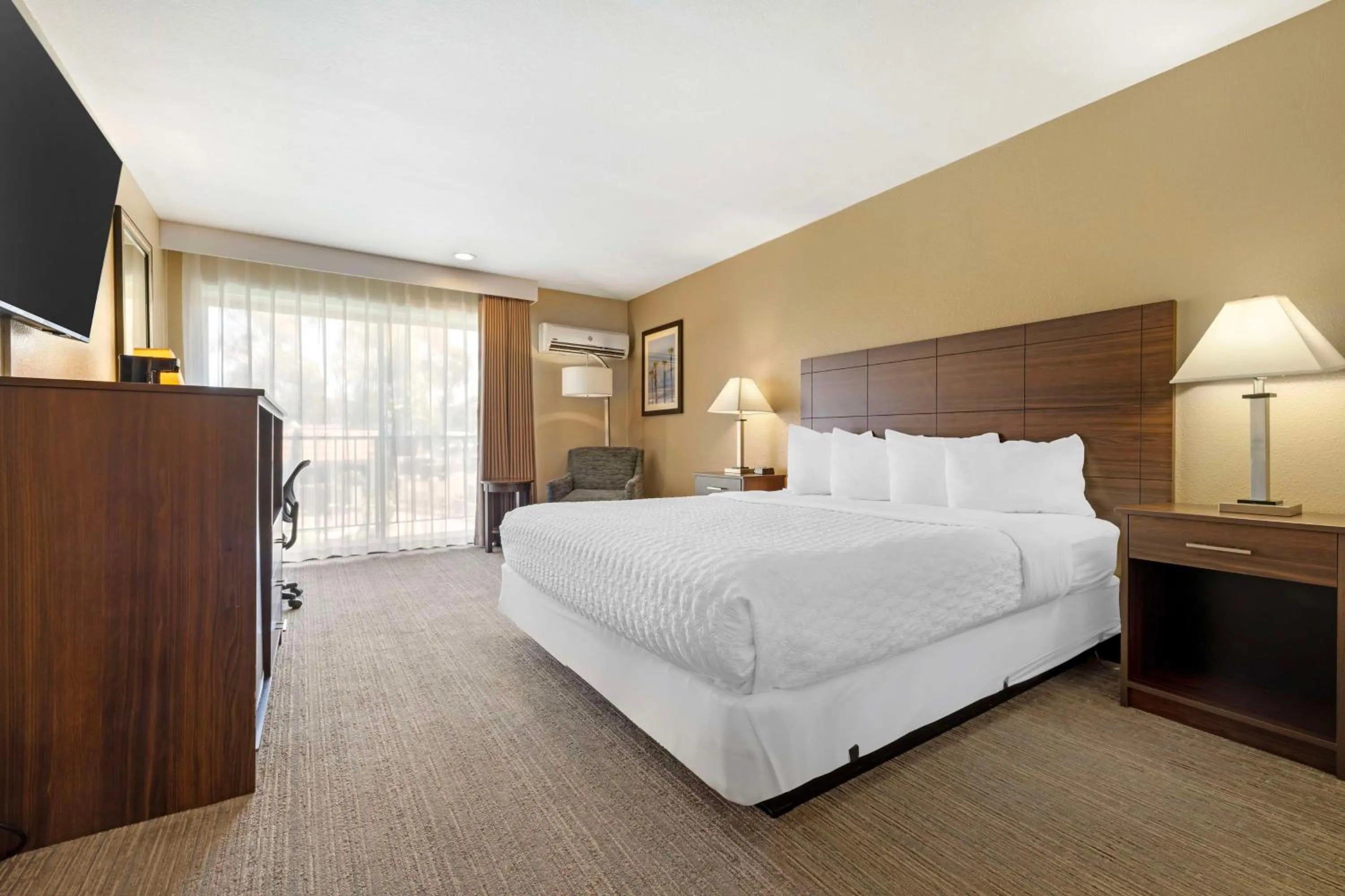 Bedroom, Bed in Best Western Oceanside Inn