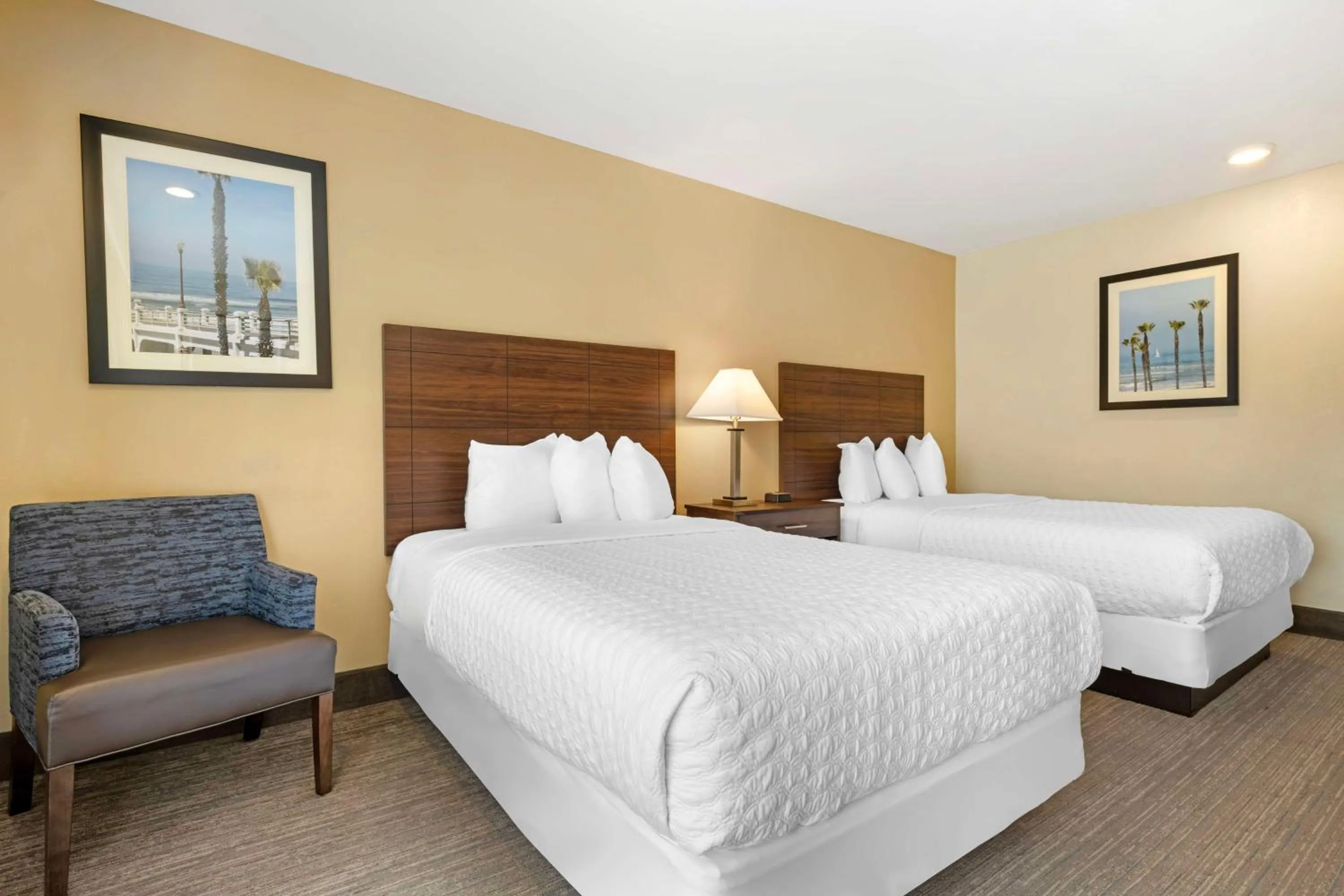 Bedroom, Bed in Best Western Oceanside Inn