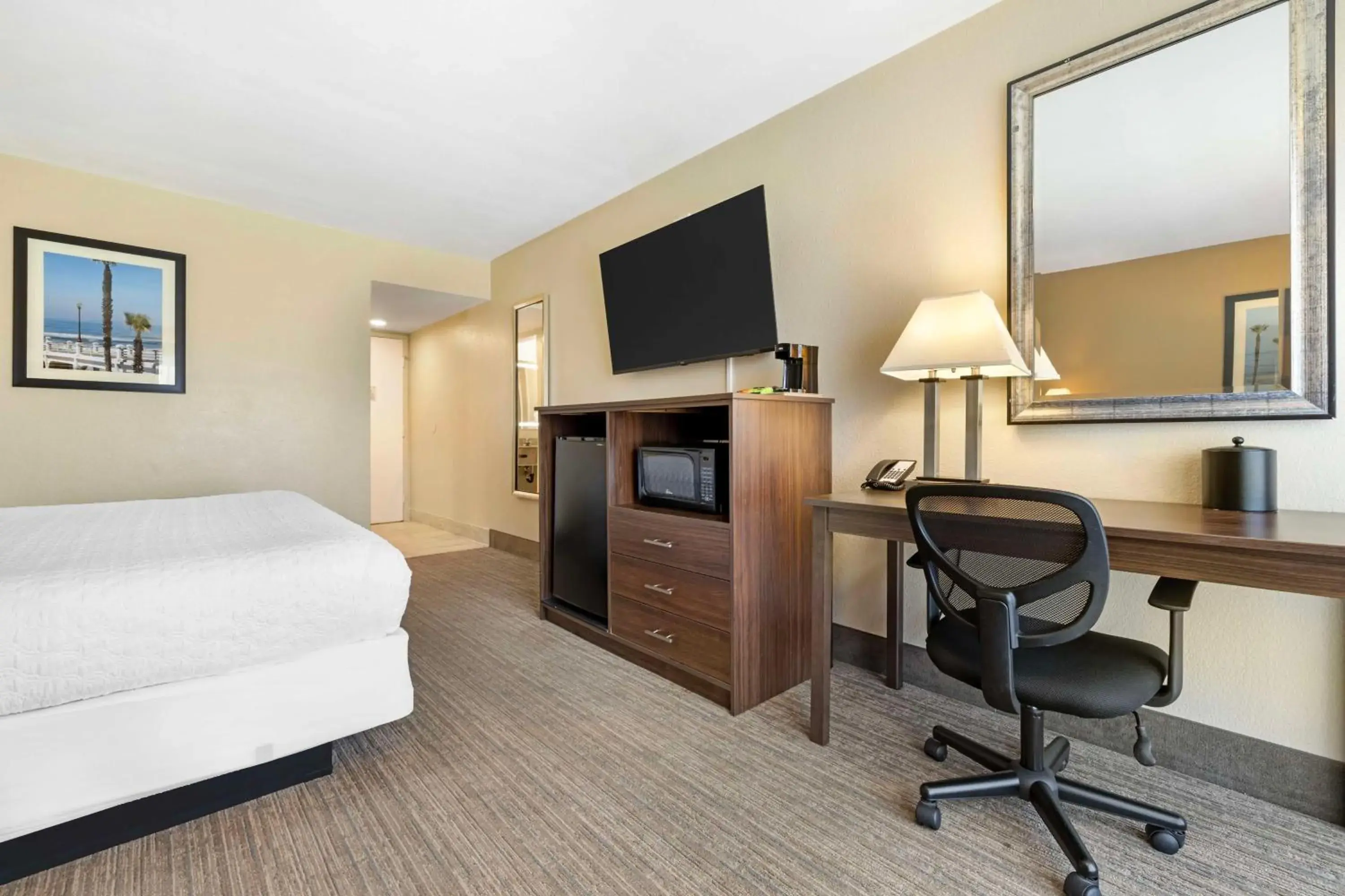 King Room with Pool View - Non-Smoking in Best Western Oceanside Inn King Room with Pool View - Non-Smoking in Best Western Oceanside Inn