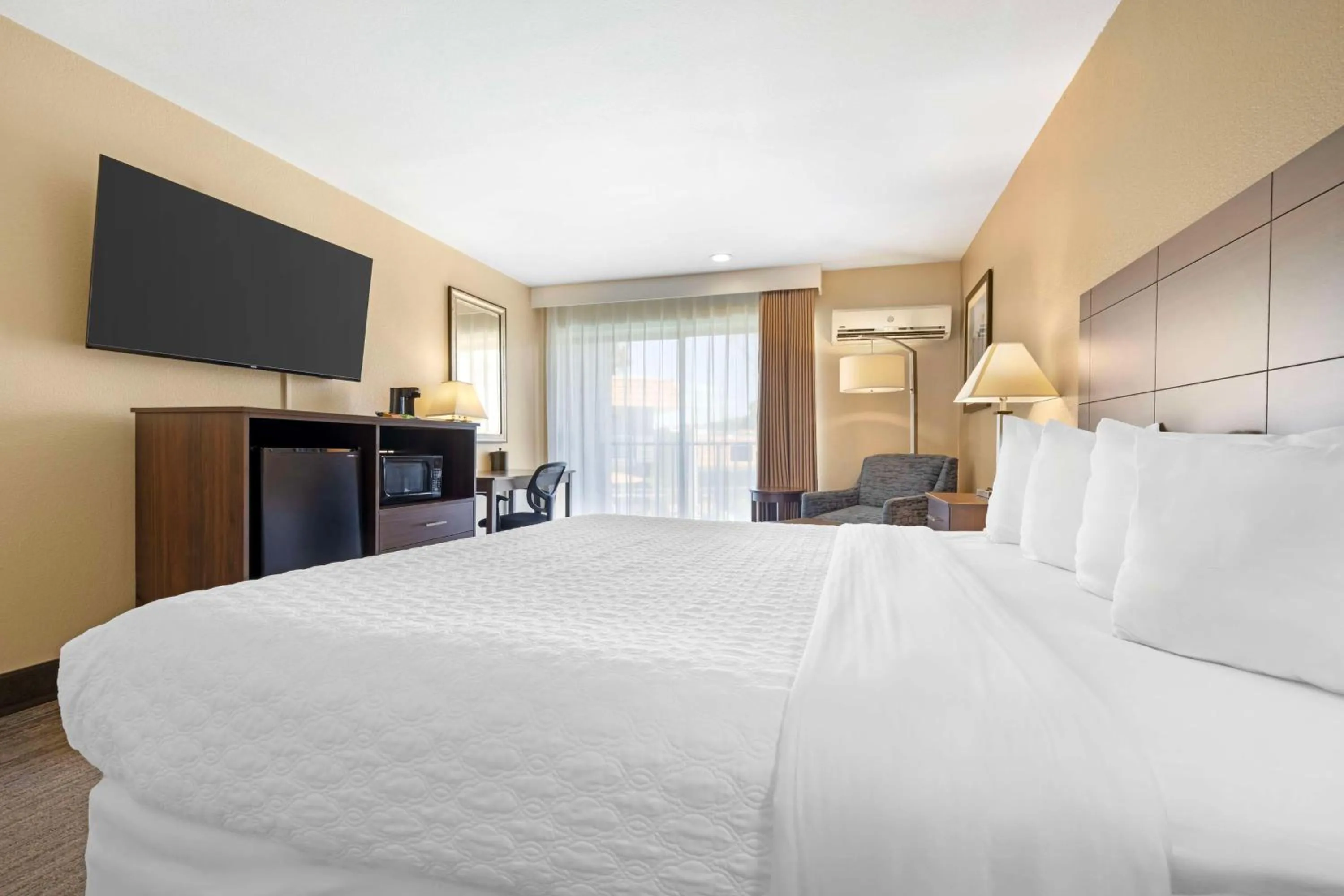 Bedroom, Bed in Best Western Oceanside Inn