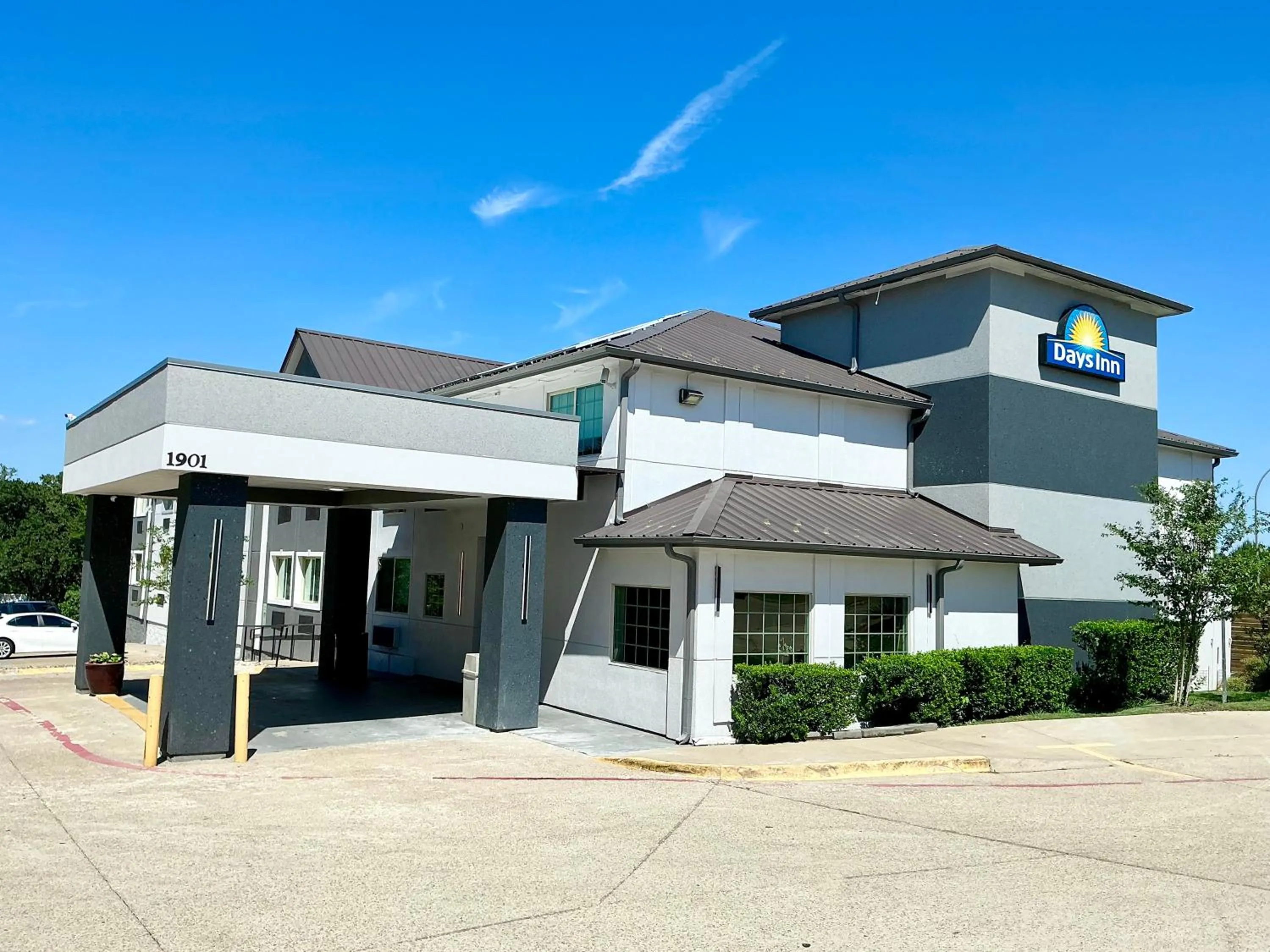 Property building in Days Inn by Wyndham Arlington