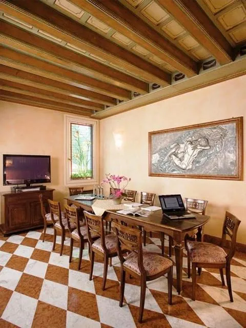 Communal lounge/ TV room in Hotel Il Chiostro