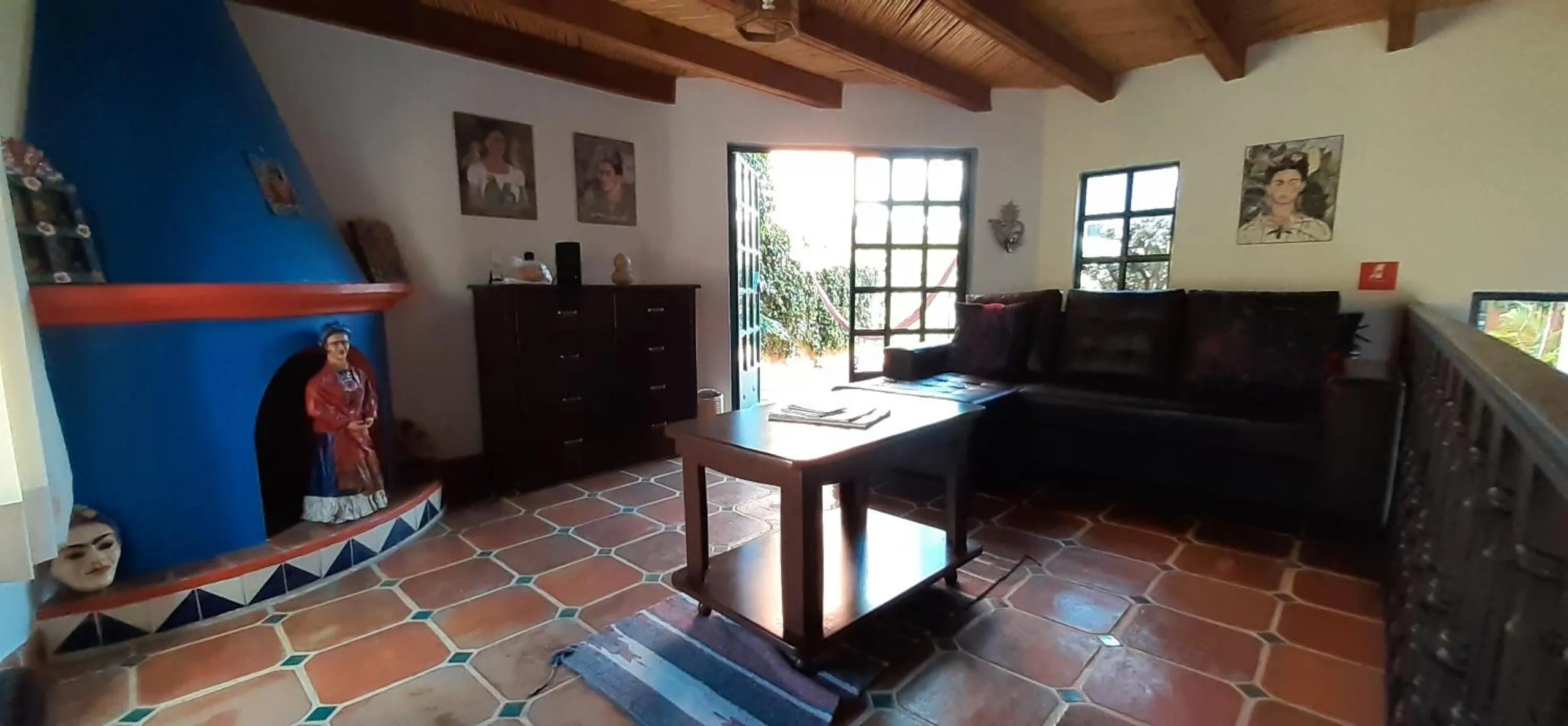 Communal lounge/ TV room in Casa Frida B&B