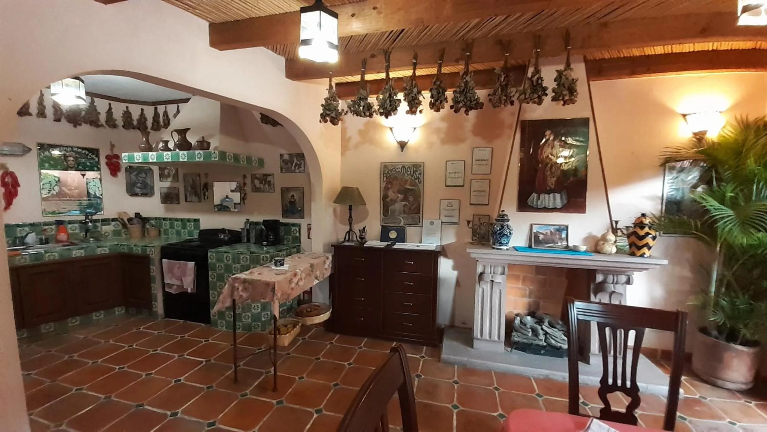 Communal kitchen in Casa Frida B&B