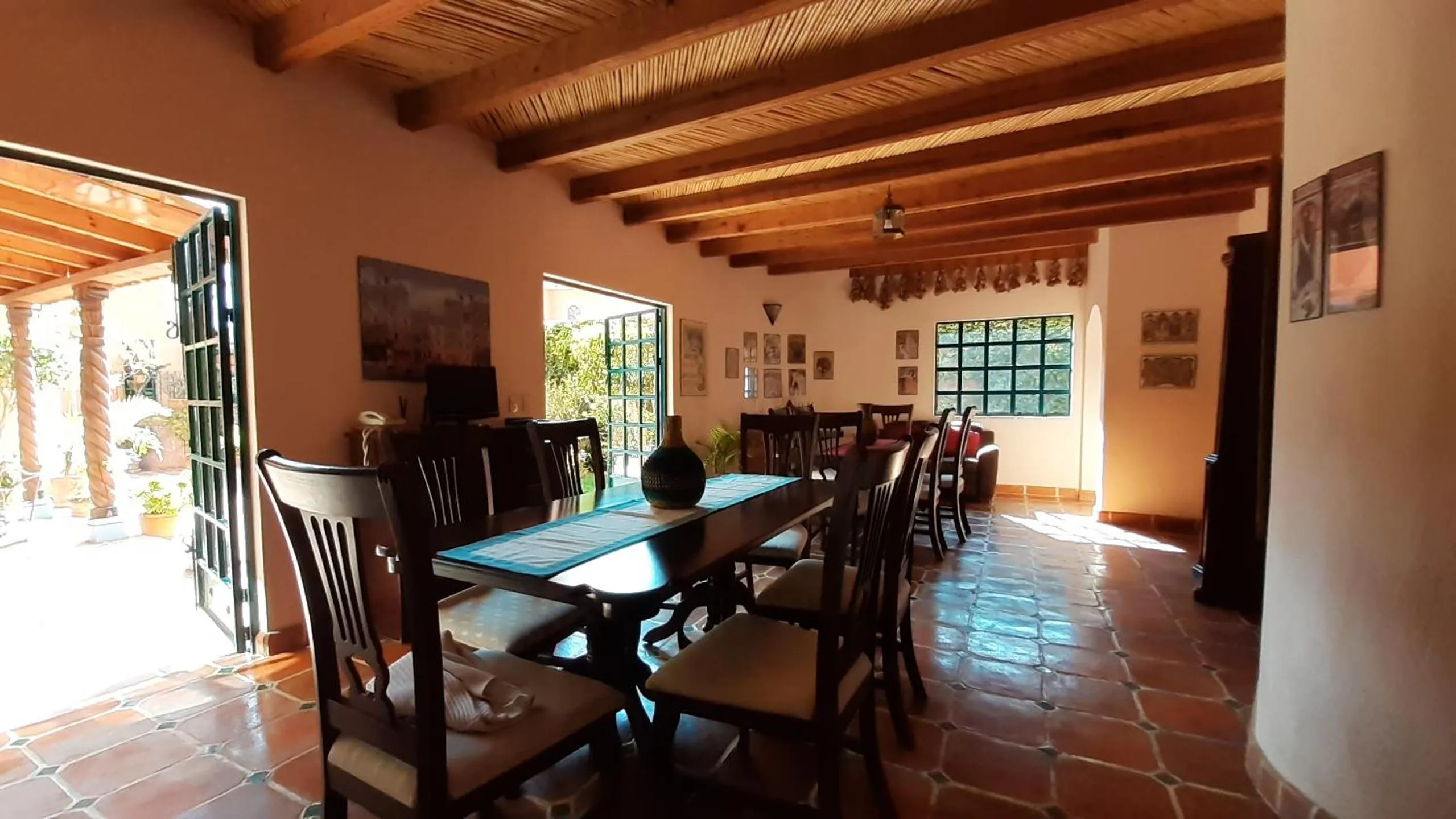 Communal kitchen in Casa Frida B&B