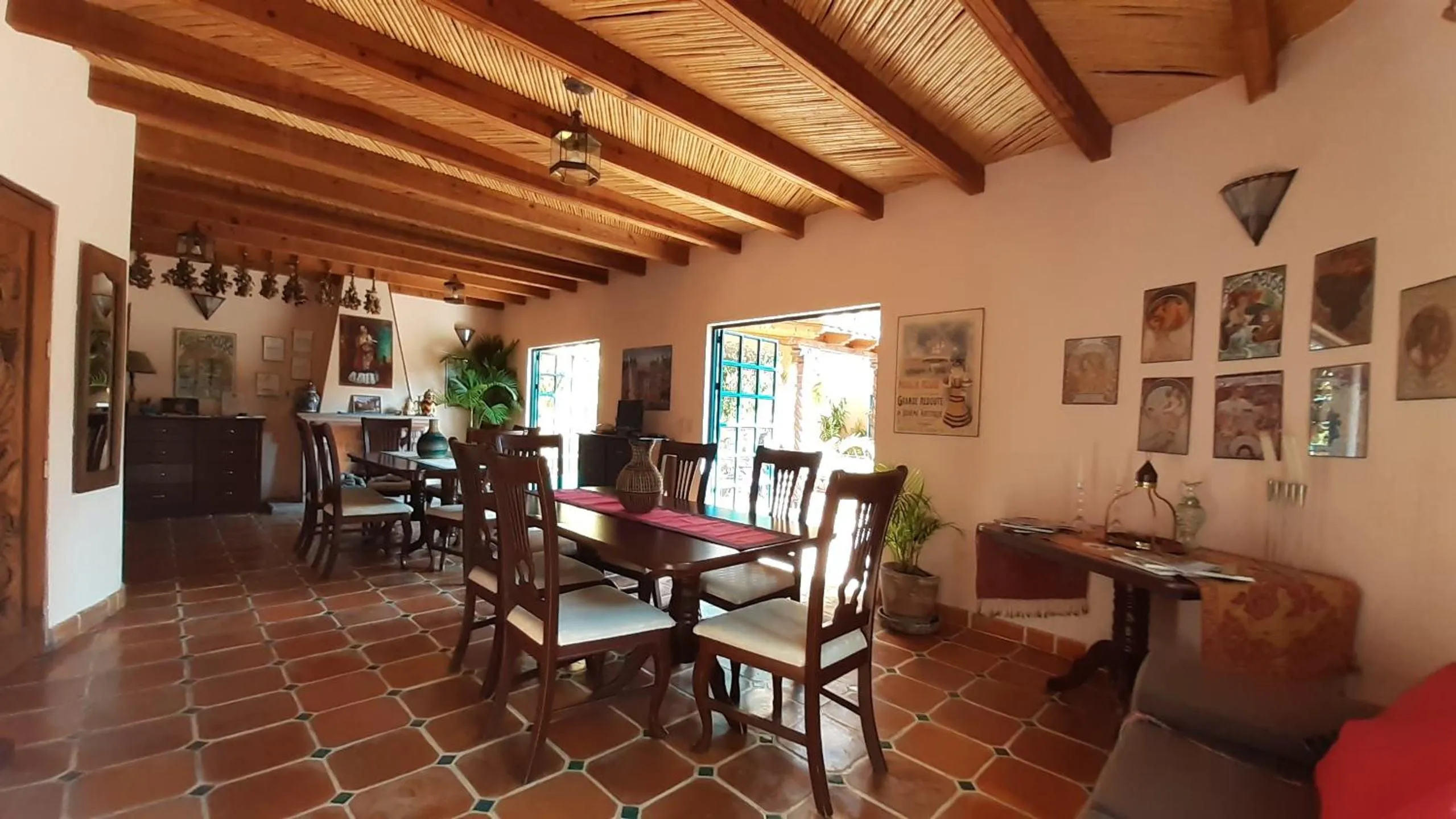 Communal kitchen in Casa Frida B&B