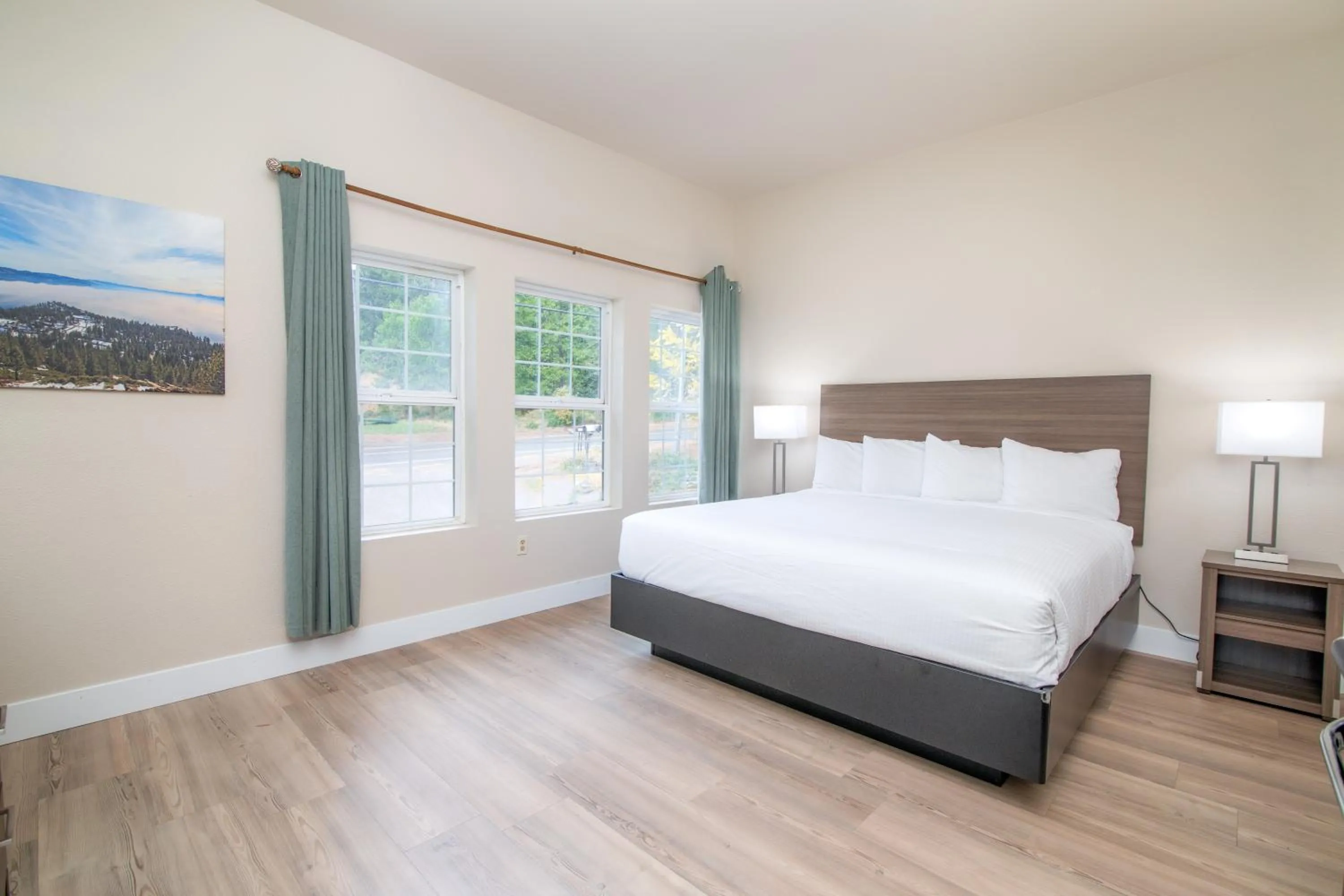 Bed in Westhaven Inn Pollock Pines Camino