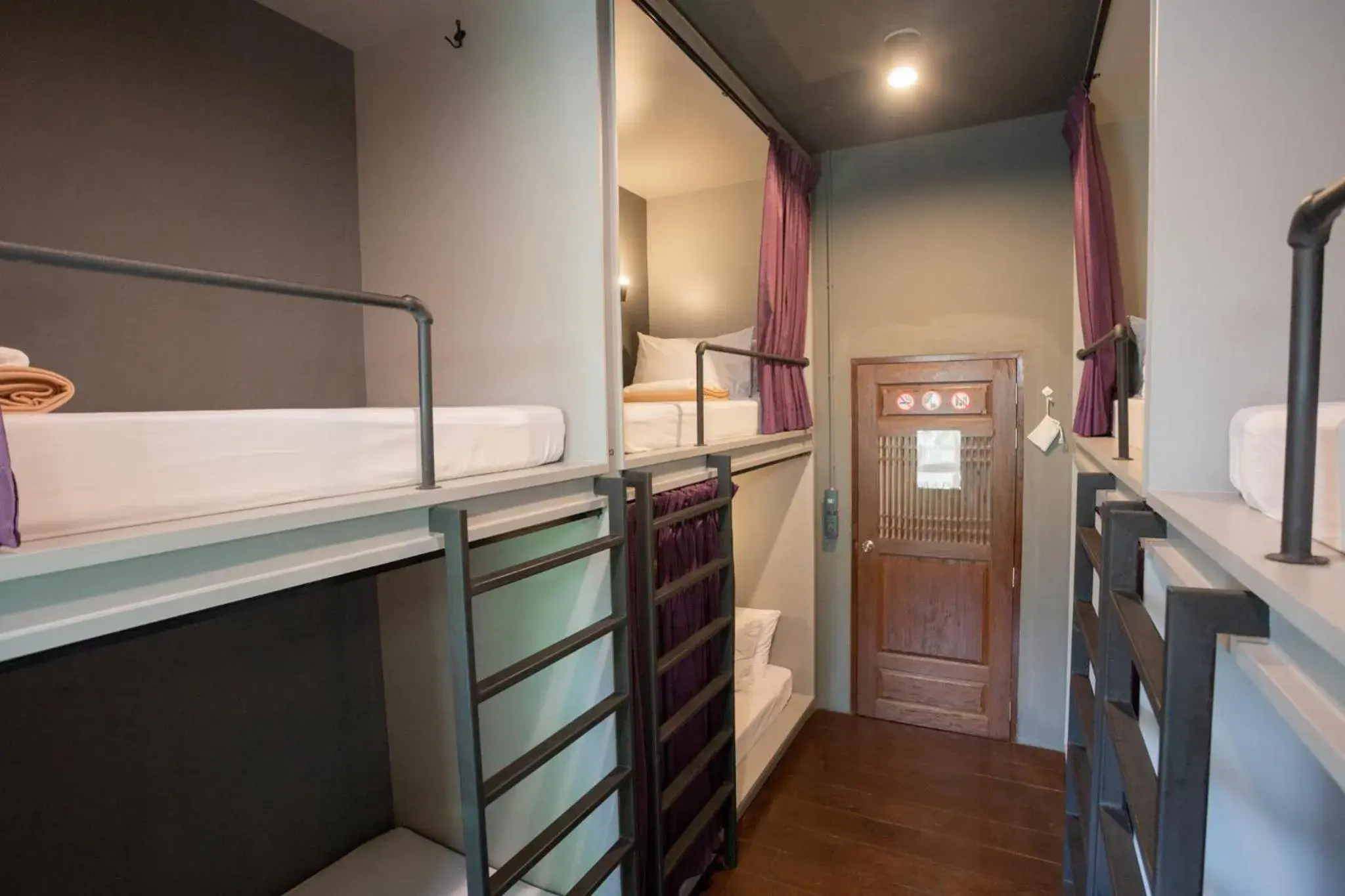 Bed in 8-Bed Mixed Dormitory Room in Tian Tian Hostel Bed in 8-Bed Mixed Dormitory Room in Tian Tian Hostel