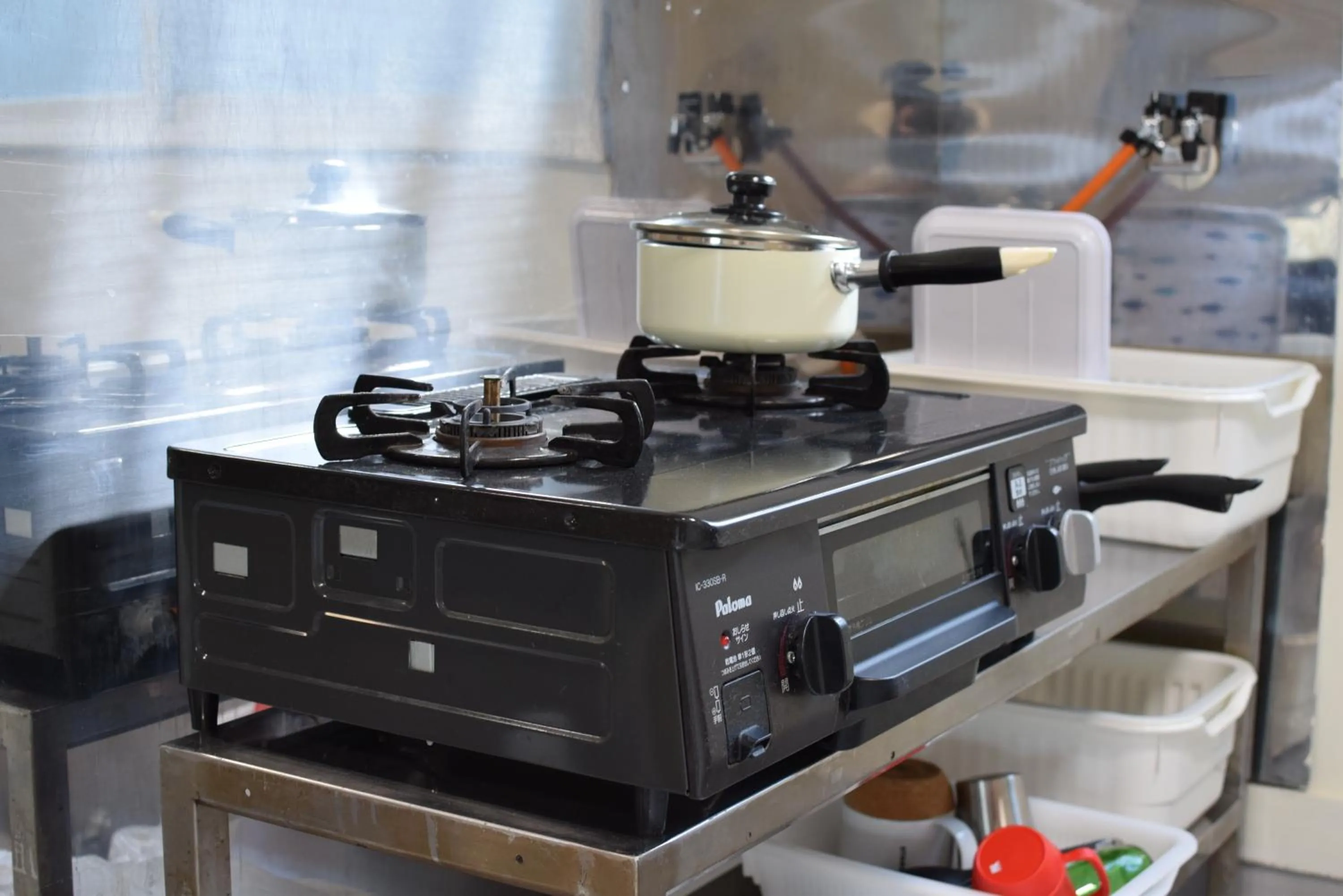 Communal kitchen in Noboribetsu Guest House AKA & AO