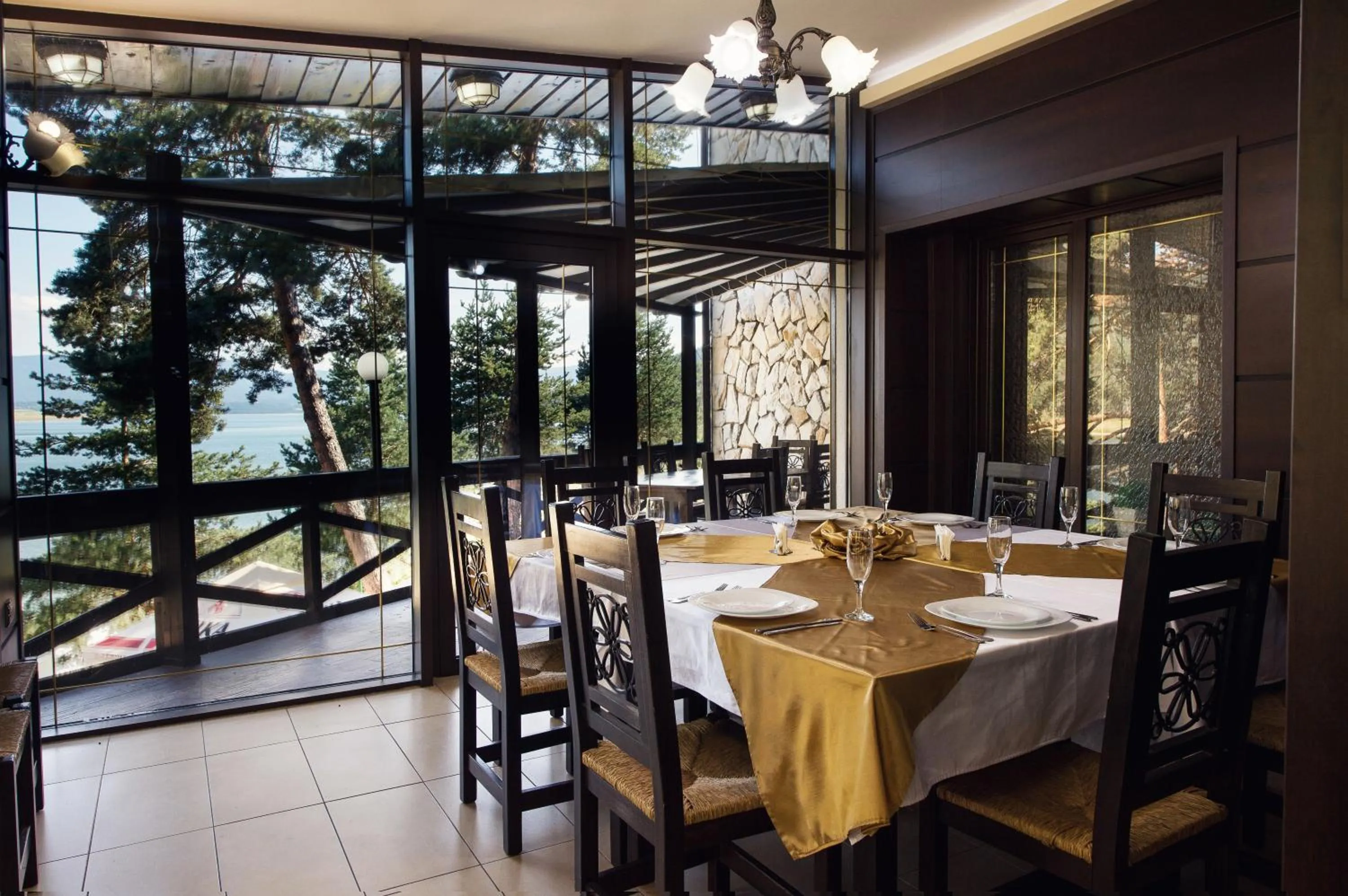 Restaurant/places to eat in Family Hotel Hebar