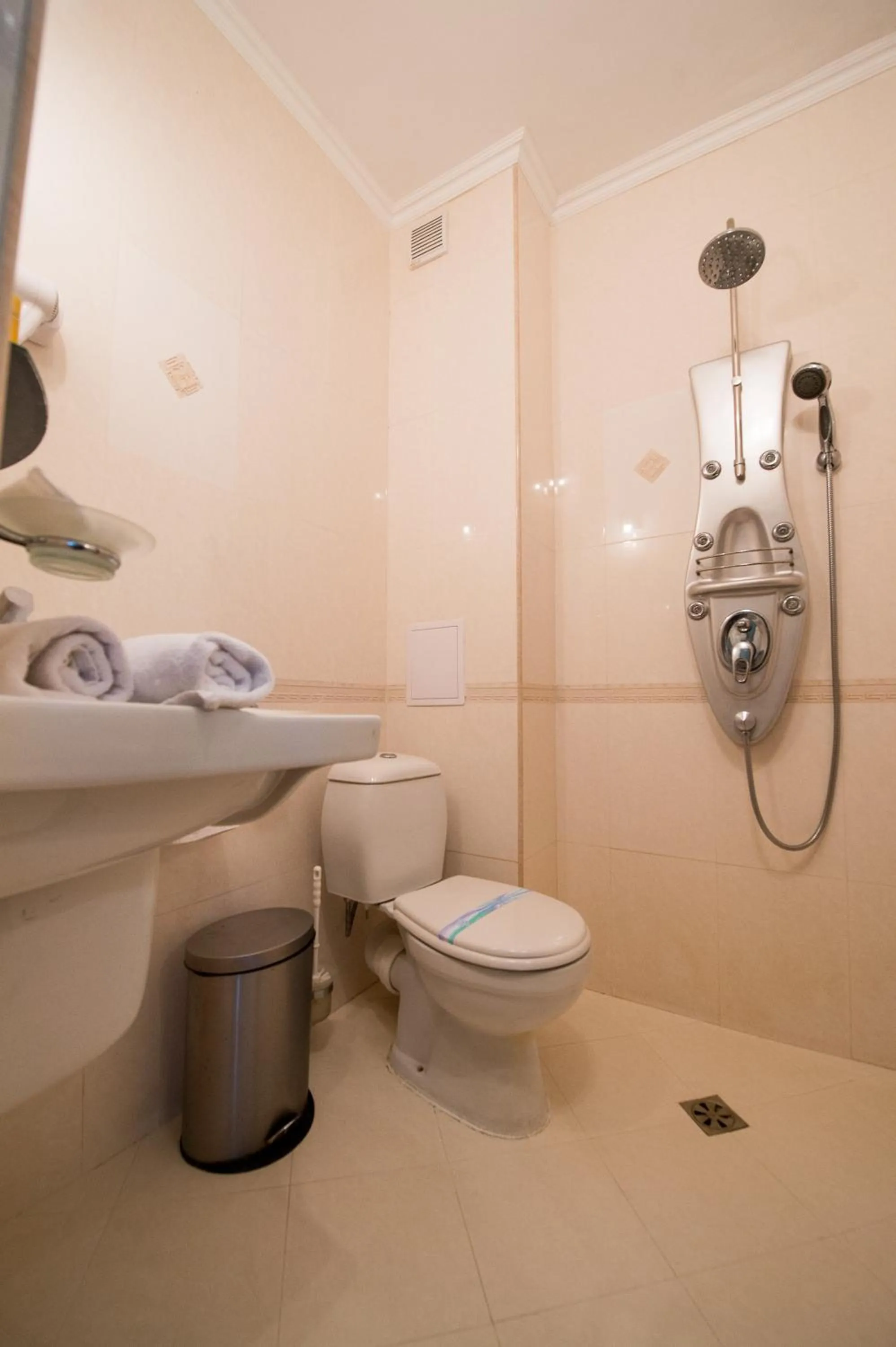 Bathroom in Family Hotel Hebar