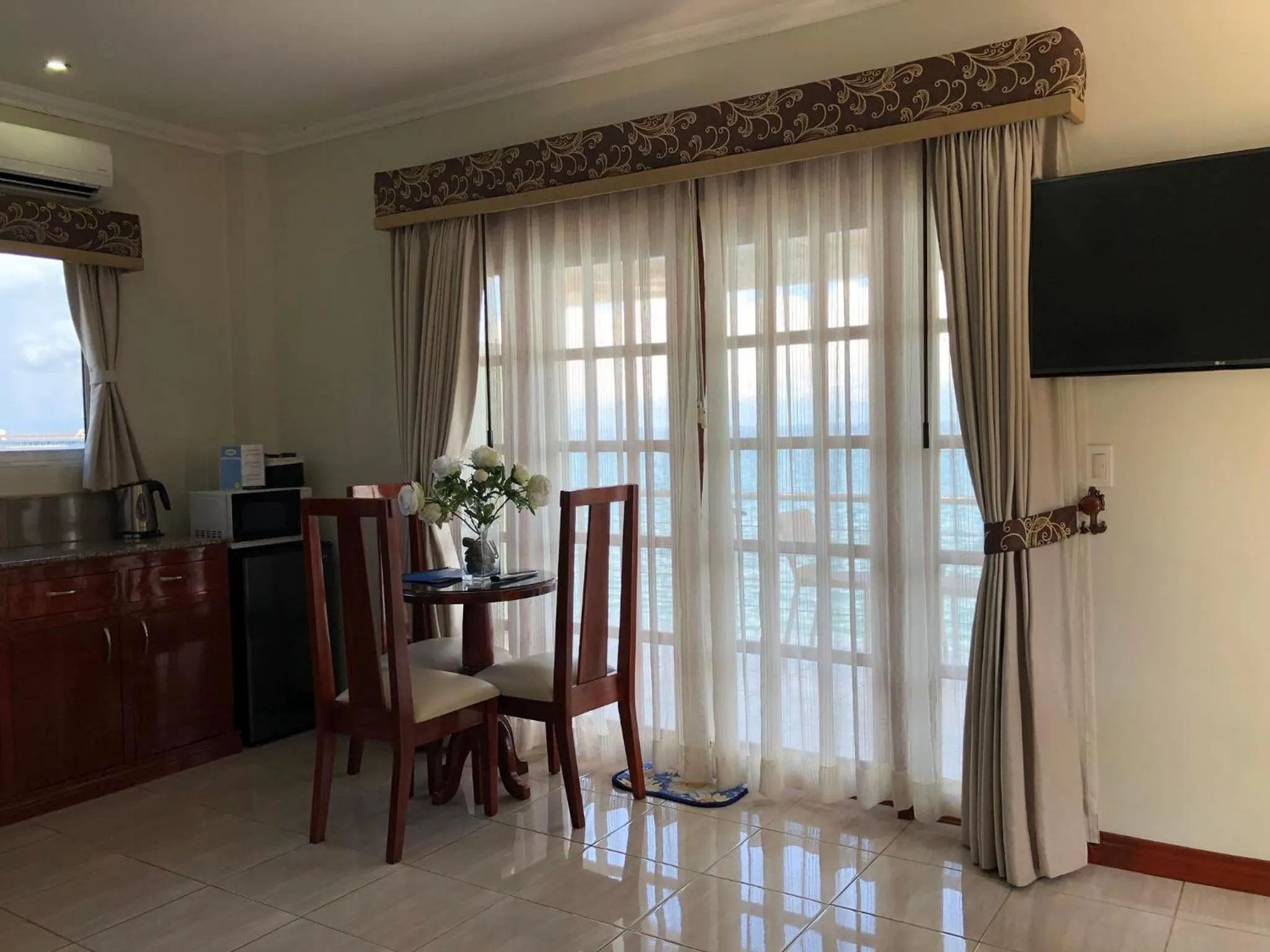 Kitchen or kitchenette in Ocean Breeze Resort