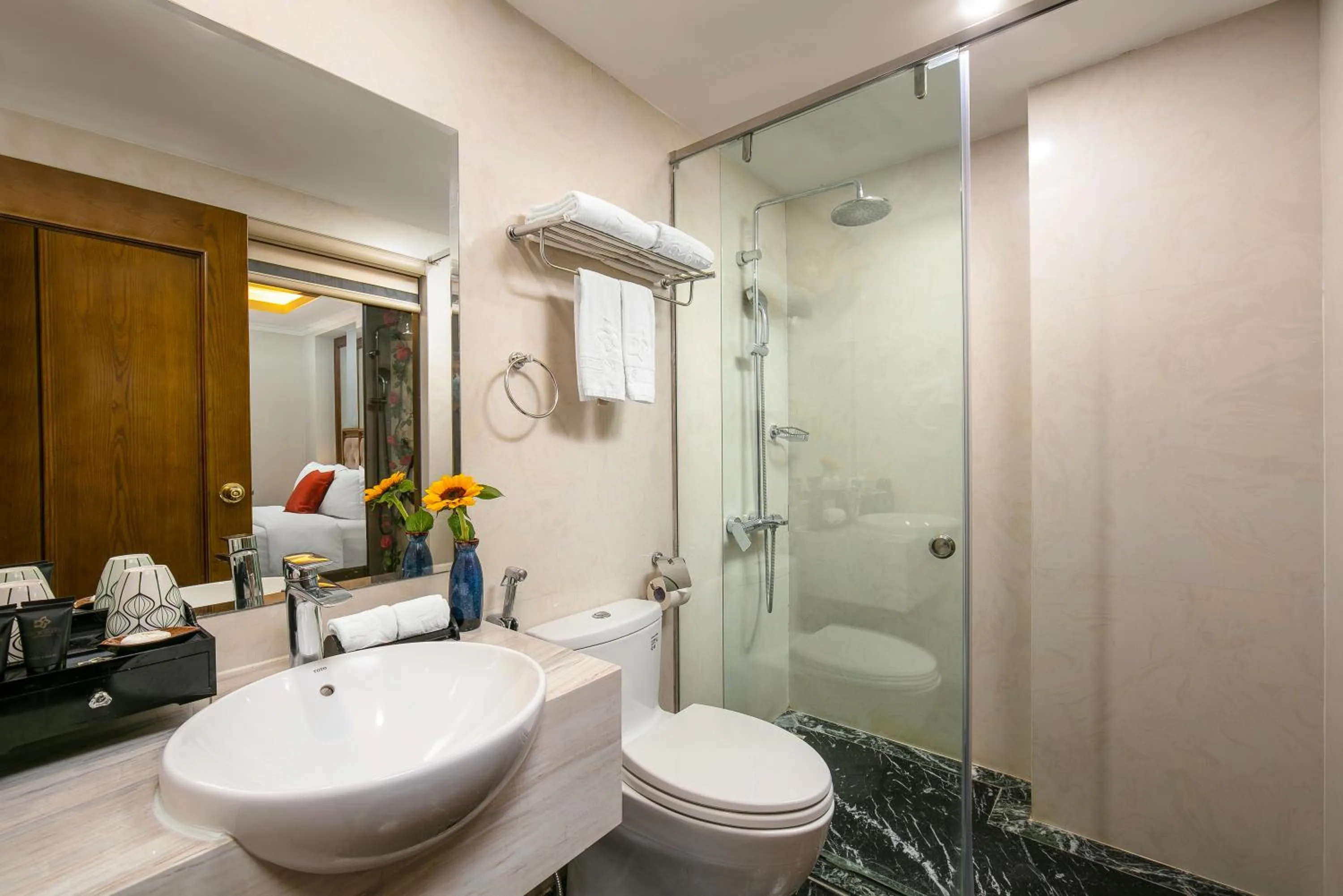 Shower in Hanoi Dalvostro Valentino Hotel & Spa