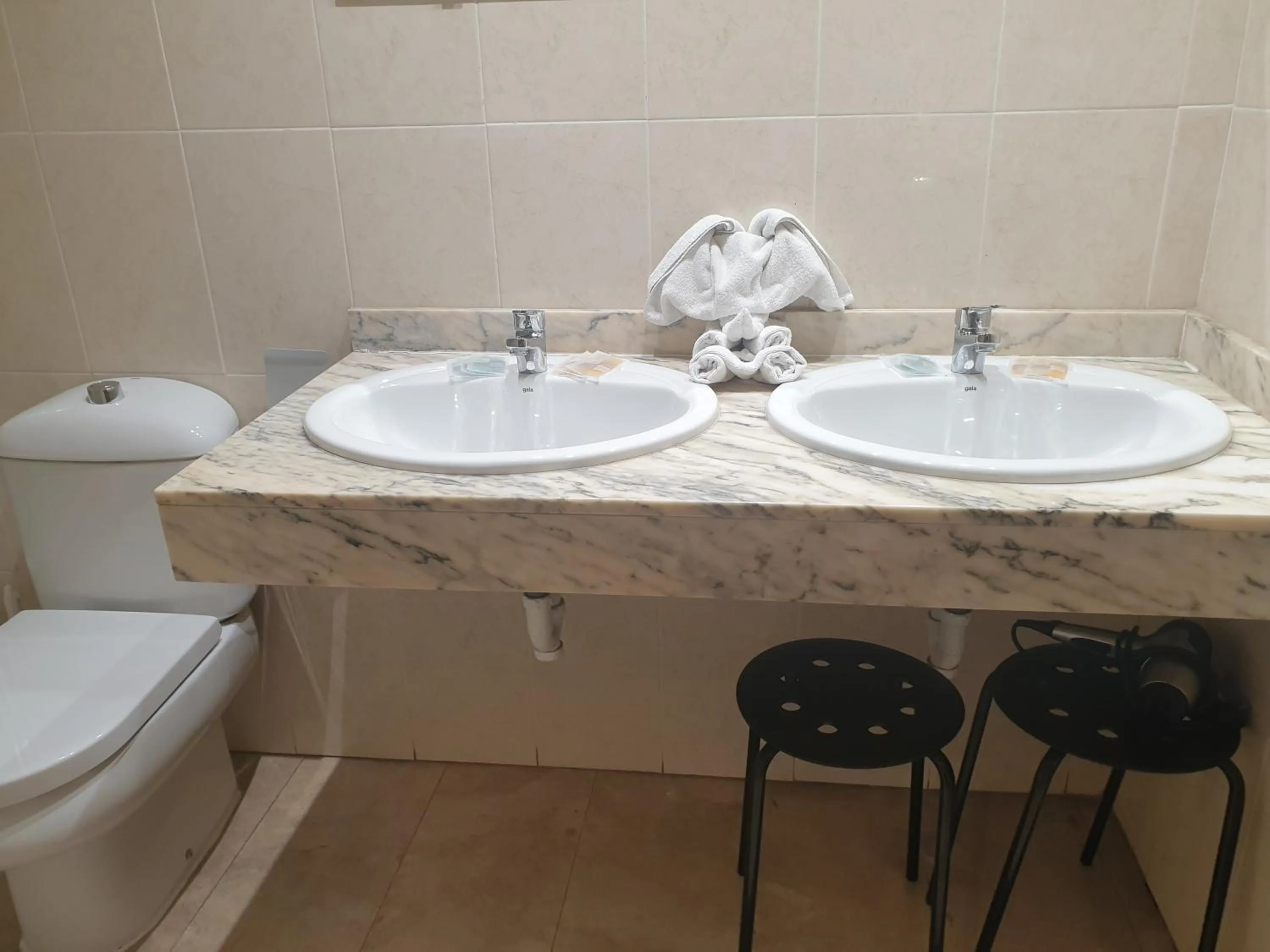 Bathroom in Oceanográfico Apartments