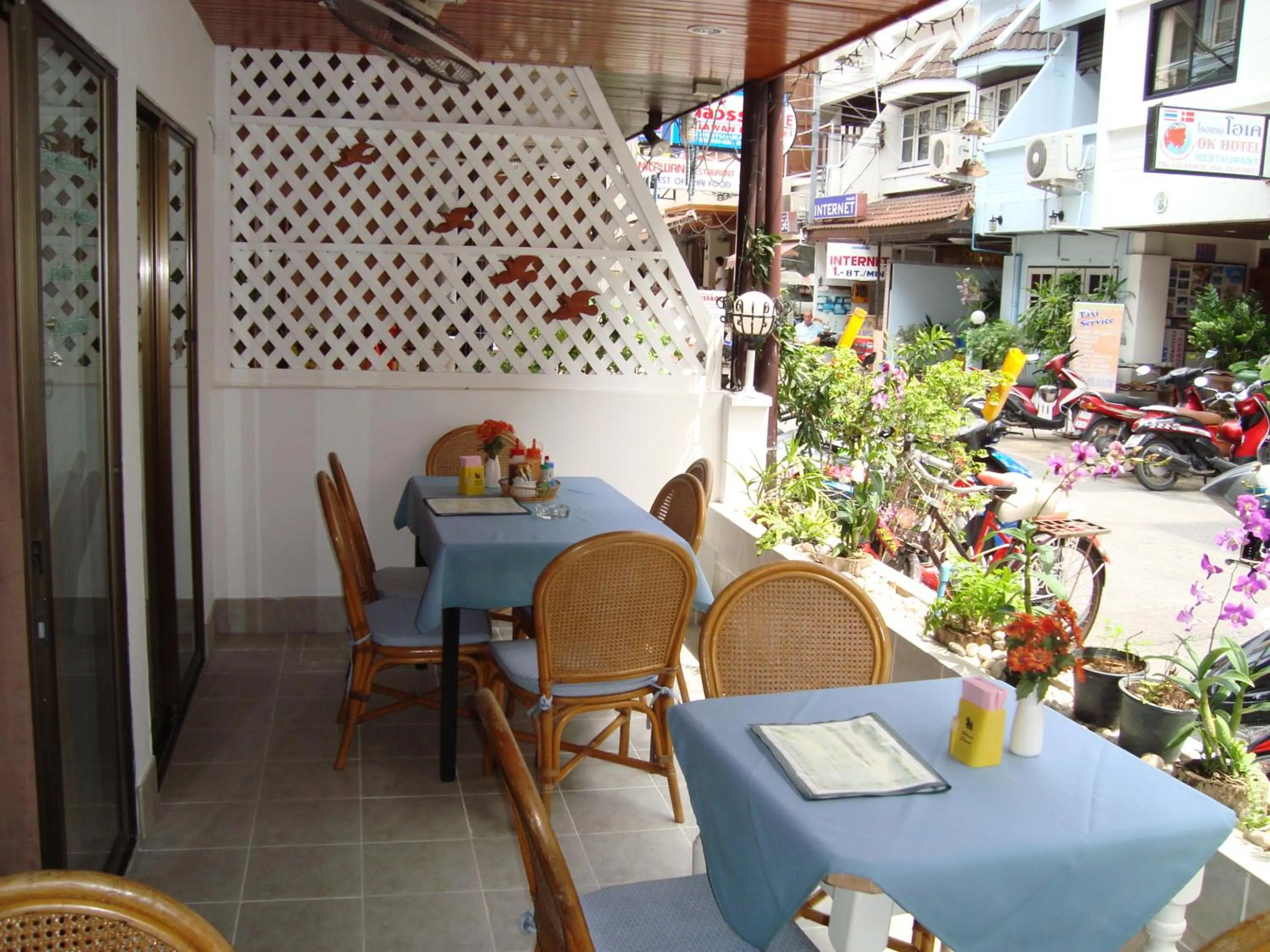 Restaurant/places to eat in A&B Hotel