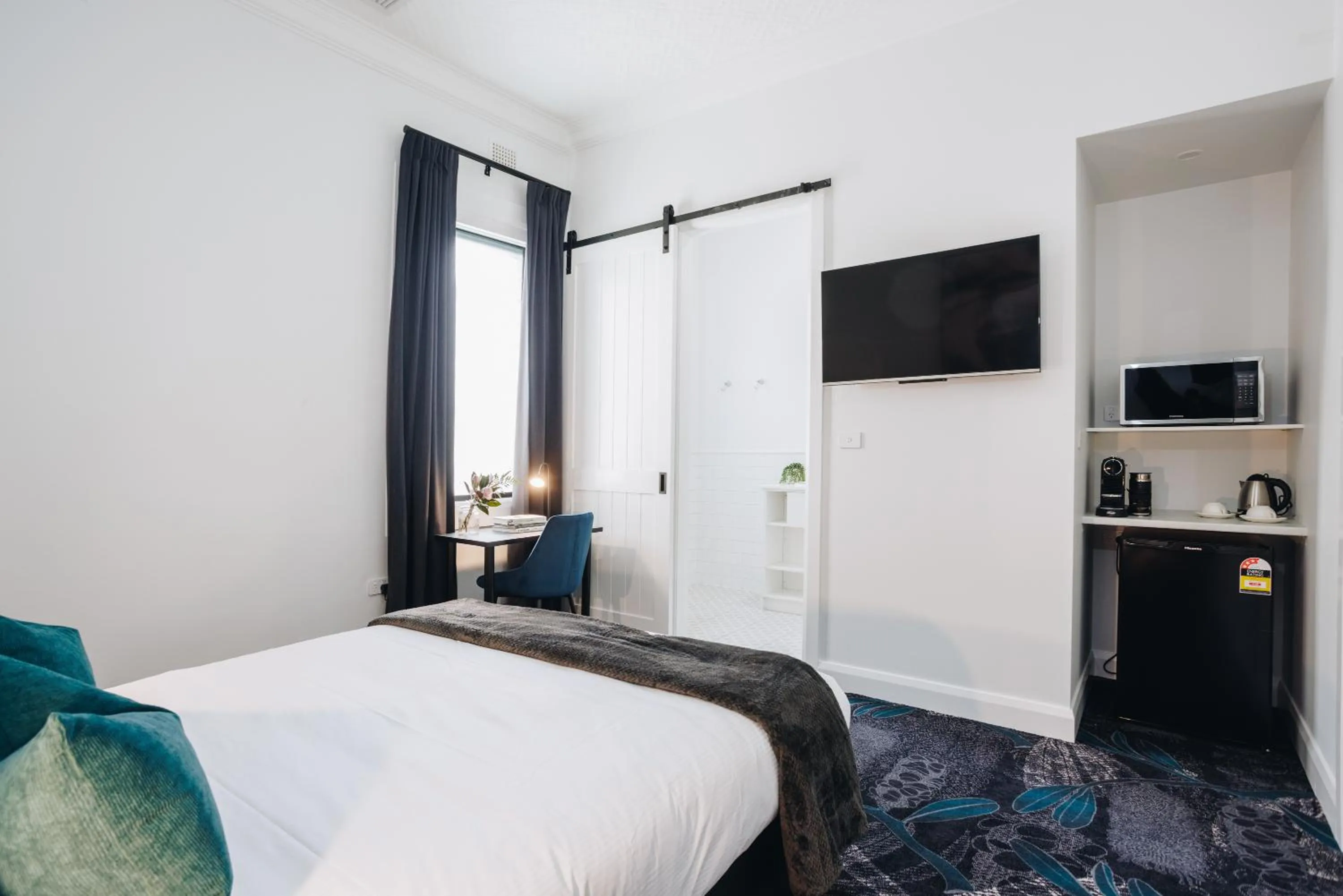 TV and multimedia, Bed in Royal Hotel Wyong