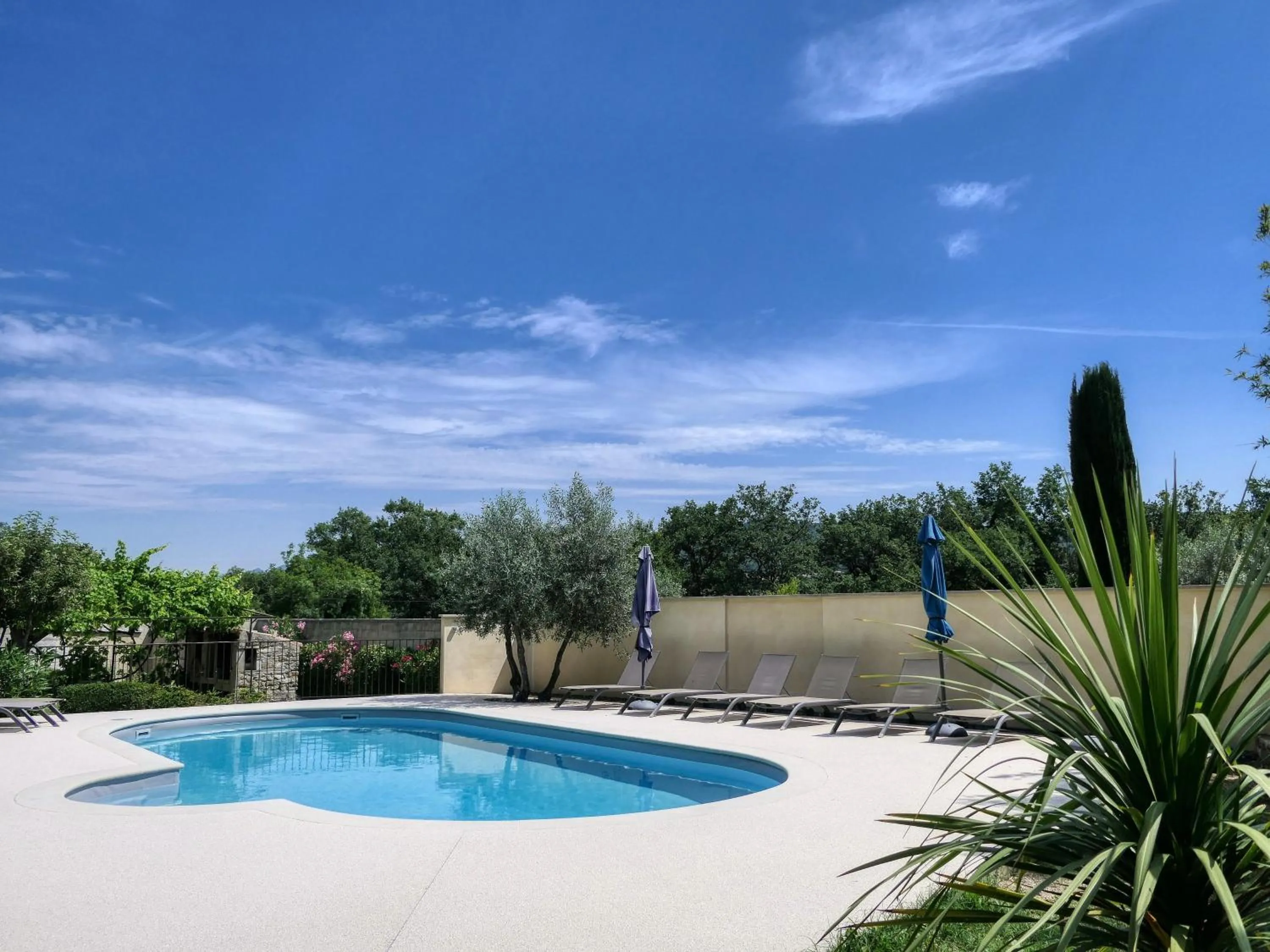 Pool view in Côté Lavande