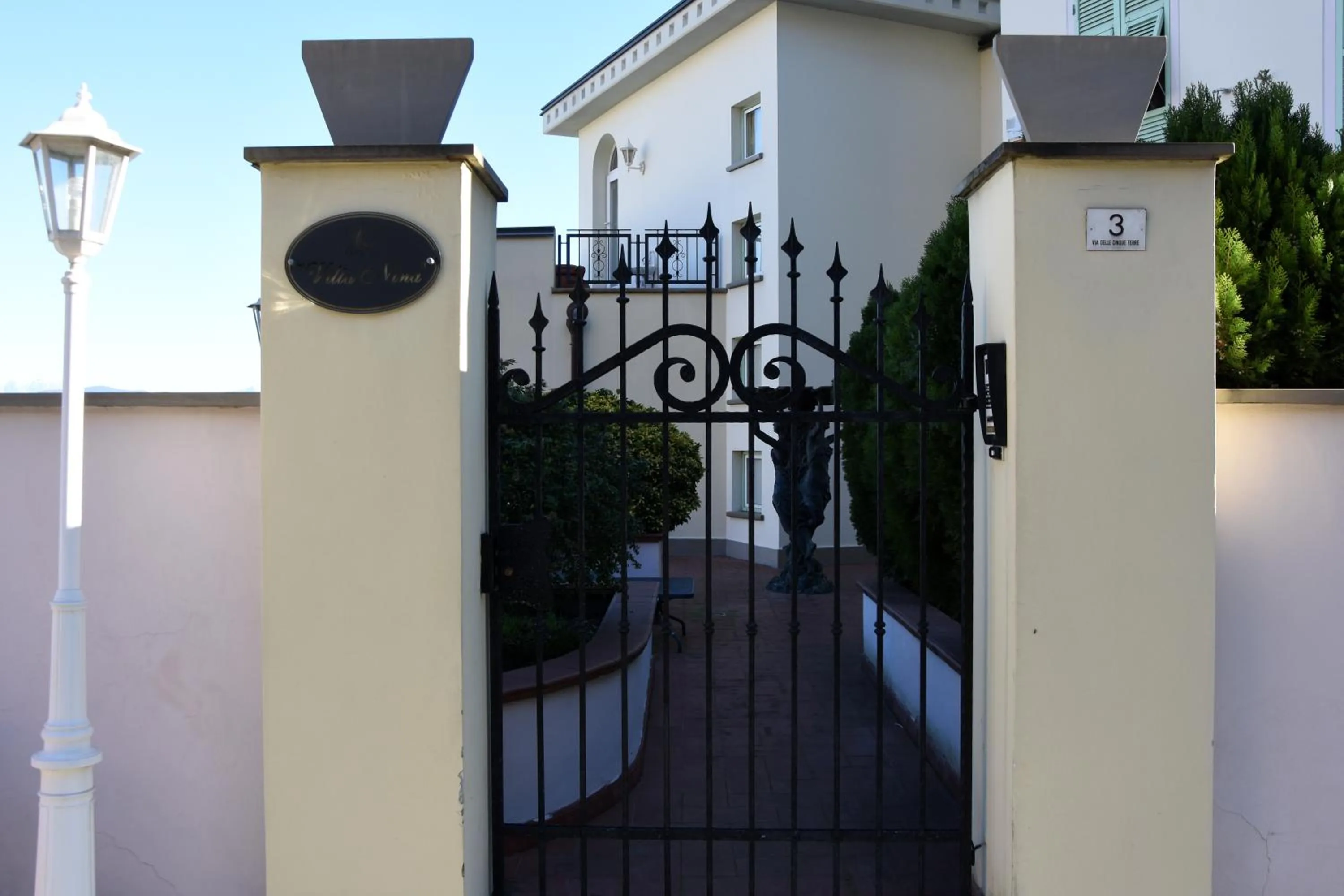 Facade/entrance in Villa Nina