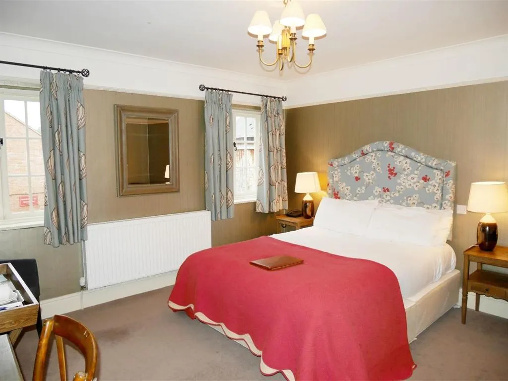 Bedroom, Bed in The Angel in Wootton Bassett