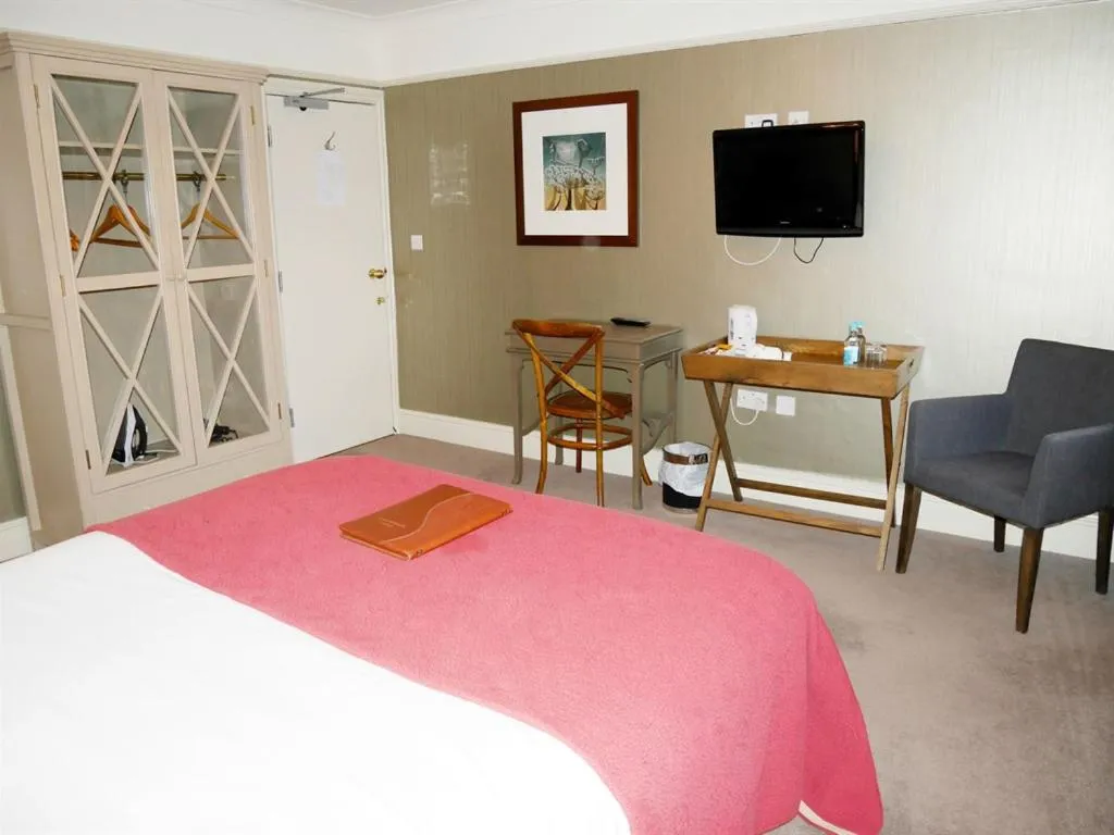 Bedroom, Bed in The Angel in Wootton Bassett