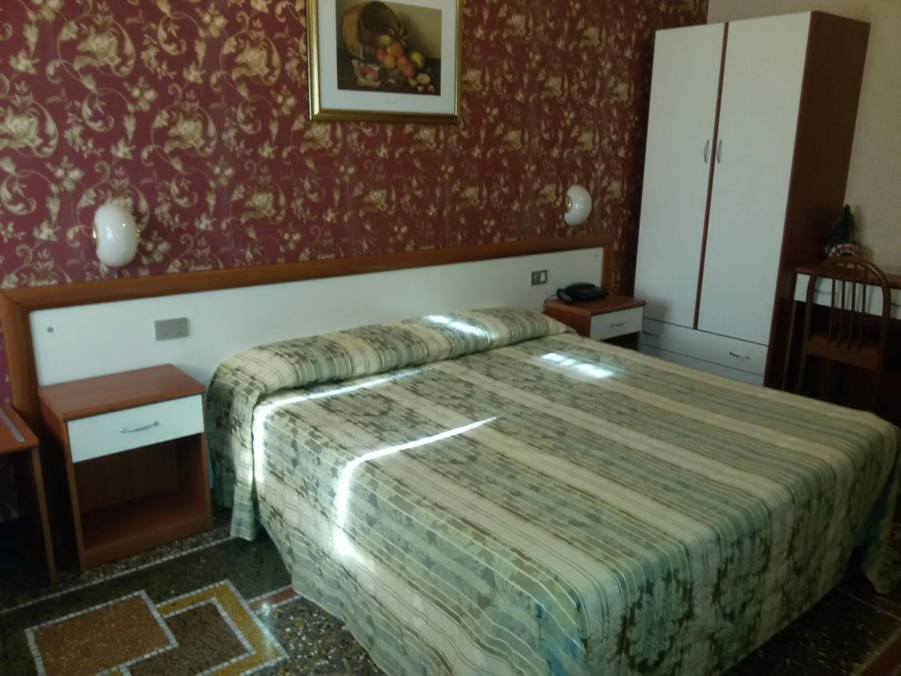 Photo of the whole room, Bed in Albergo Boccadasse