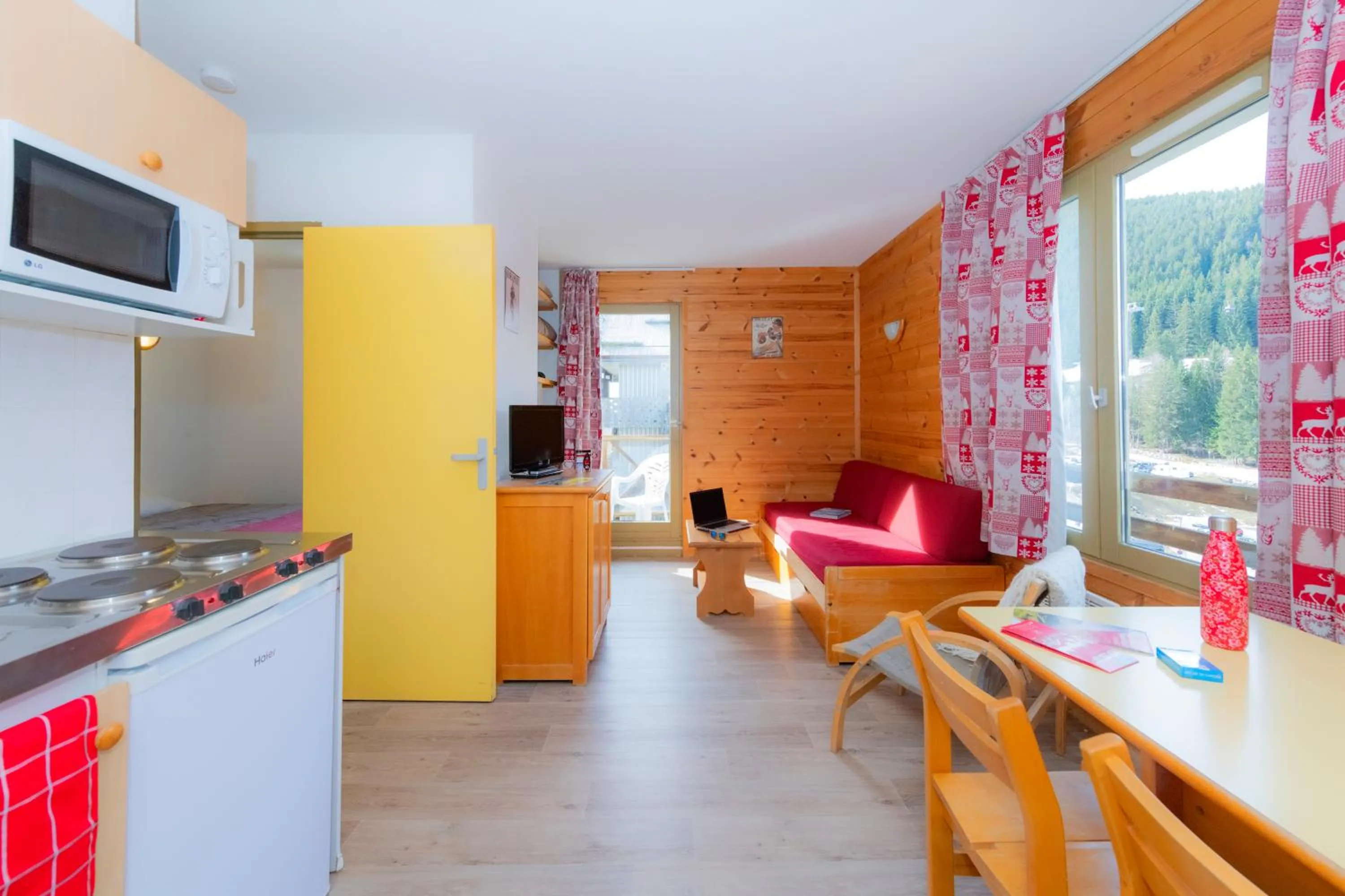 Dining area in Résidence Capfun Couleurs Soleil, Oz en Oisans