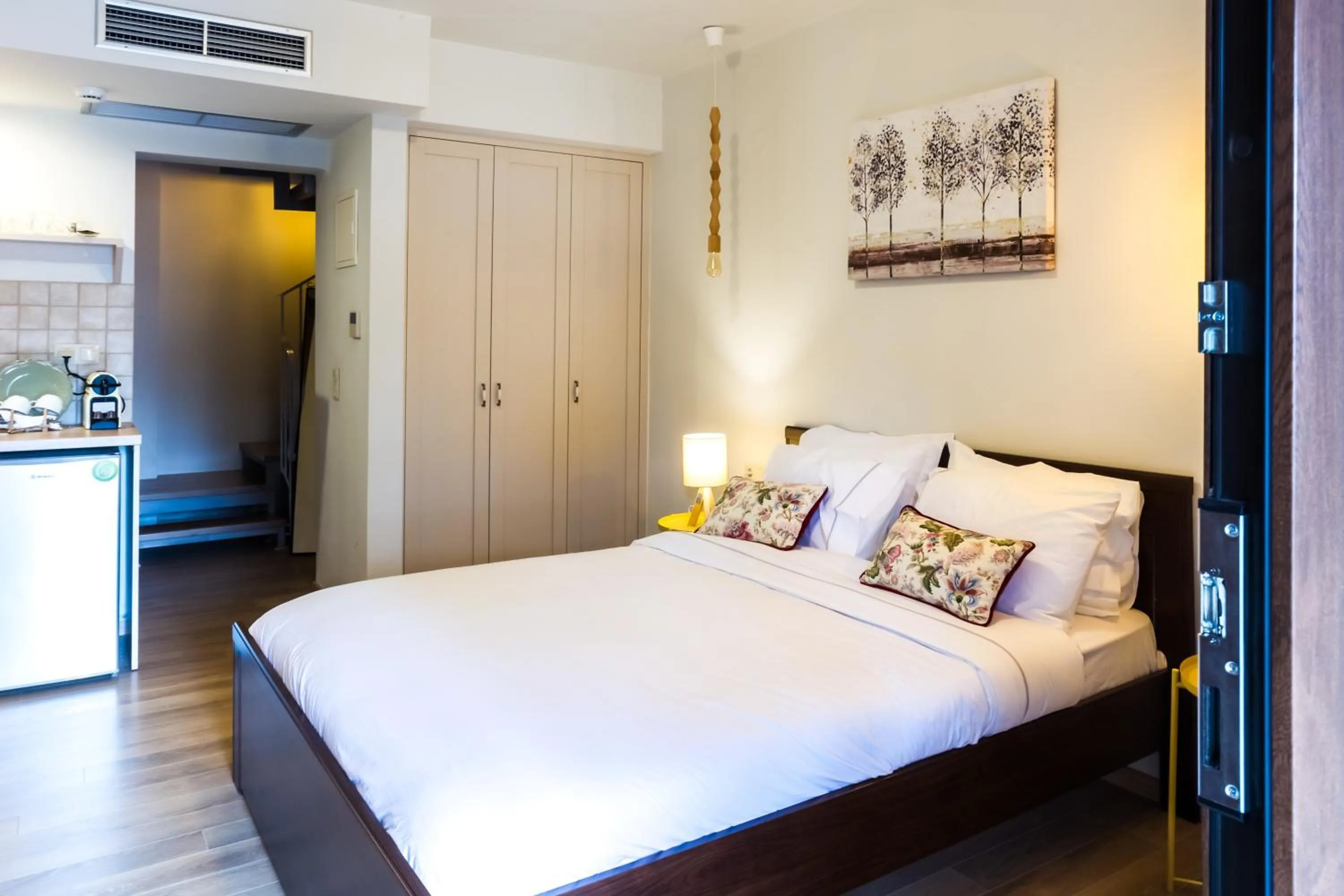 Photo of the whole room, Bed in Mythic Valley