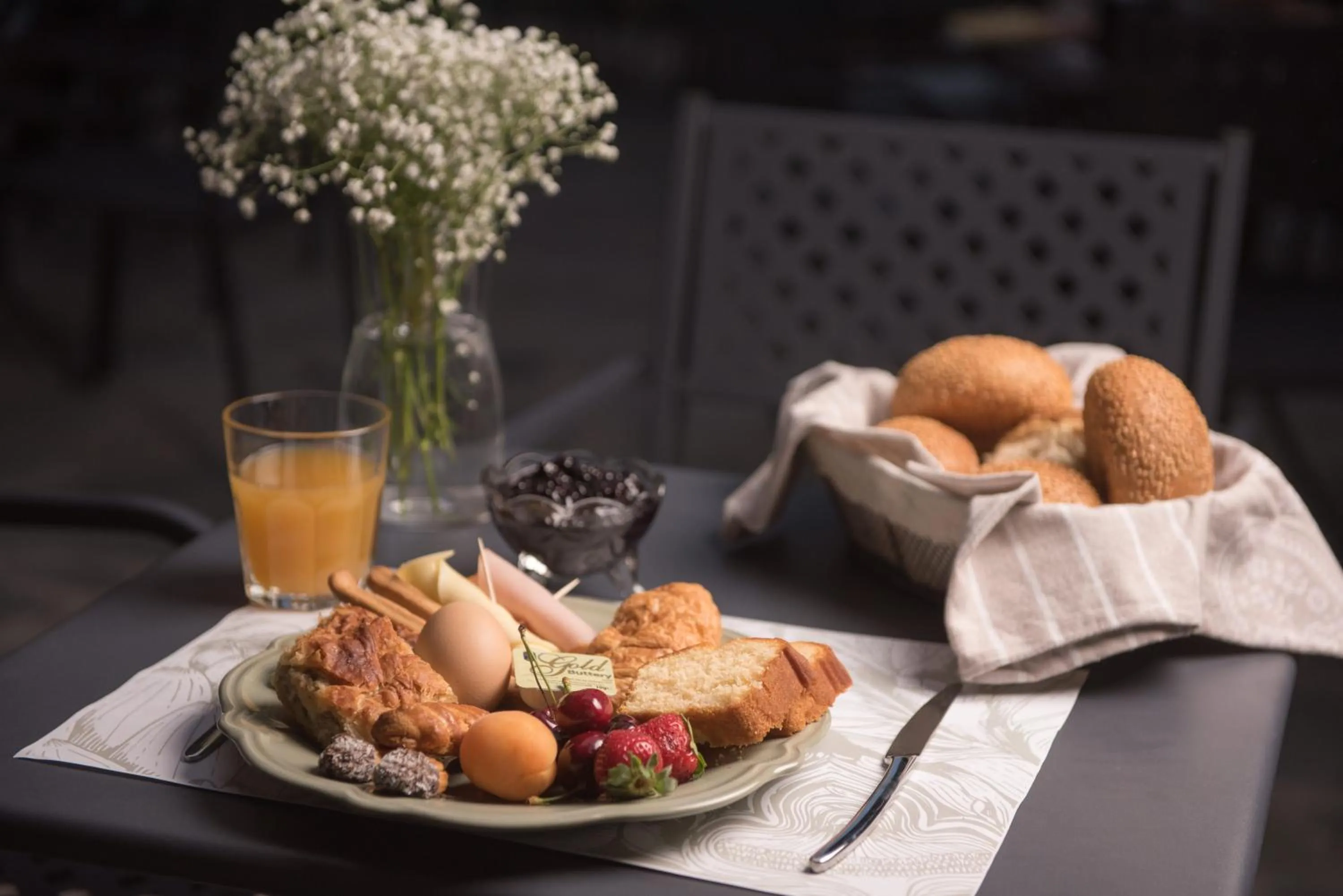 Breakfast in Mythic Valley