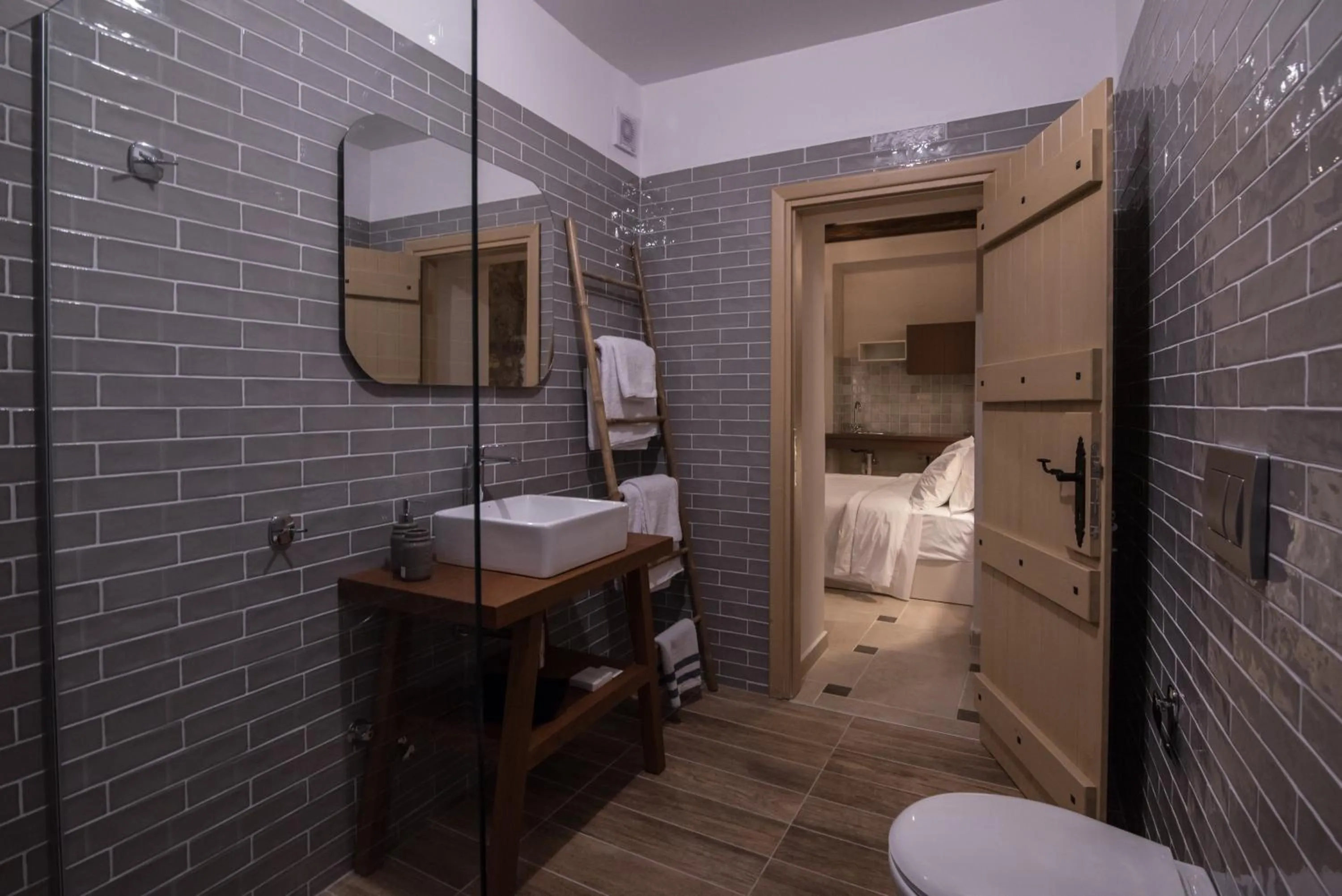 Shower, Bed in Mythic Valley