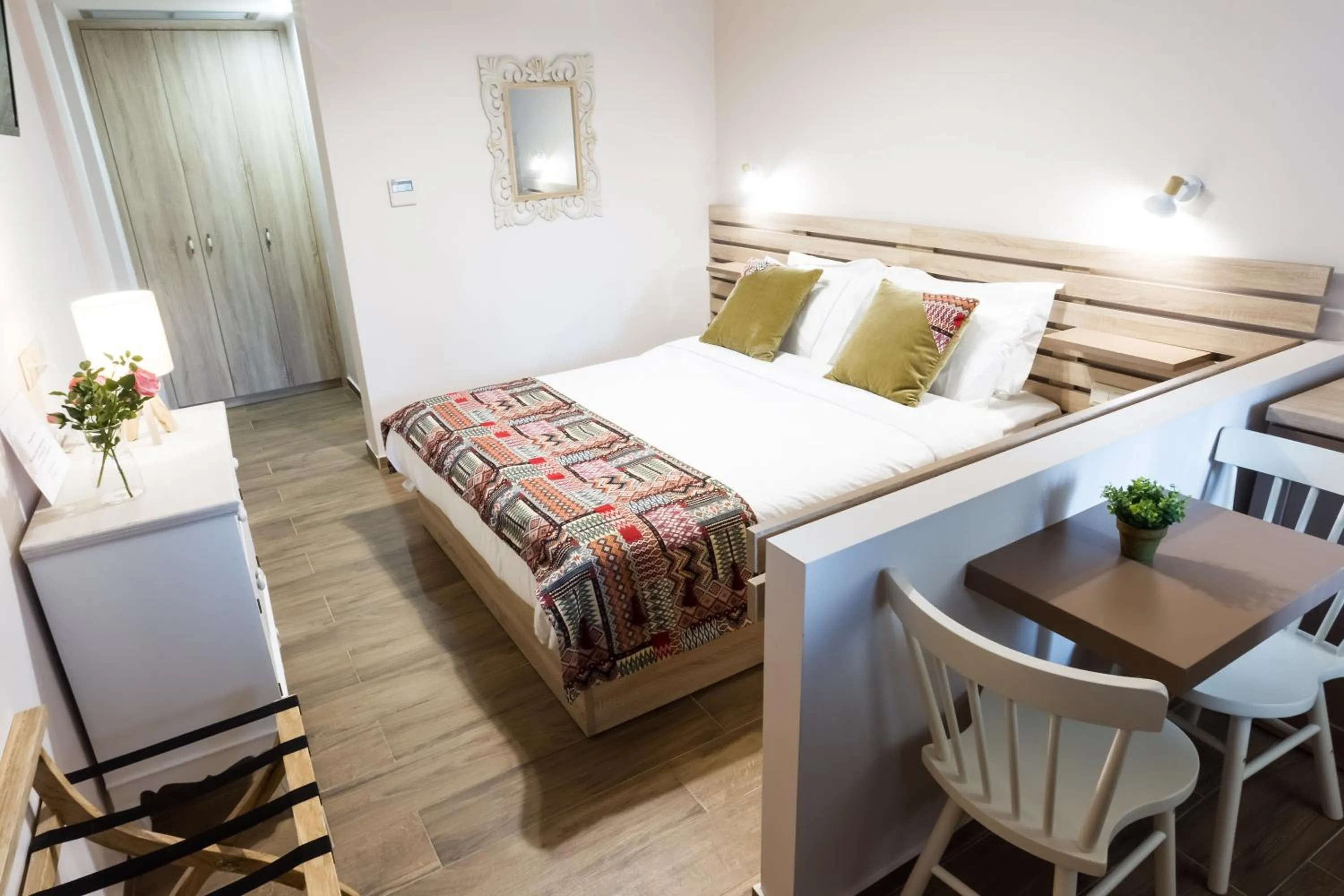 Photo of the whole room, Bed in Mythic Valley