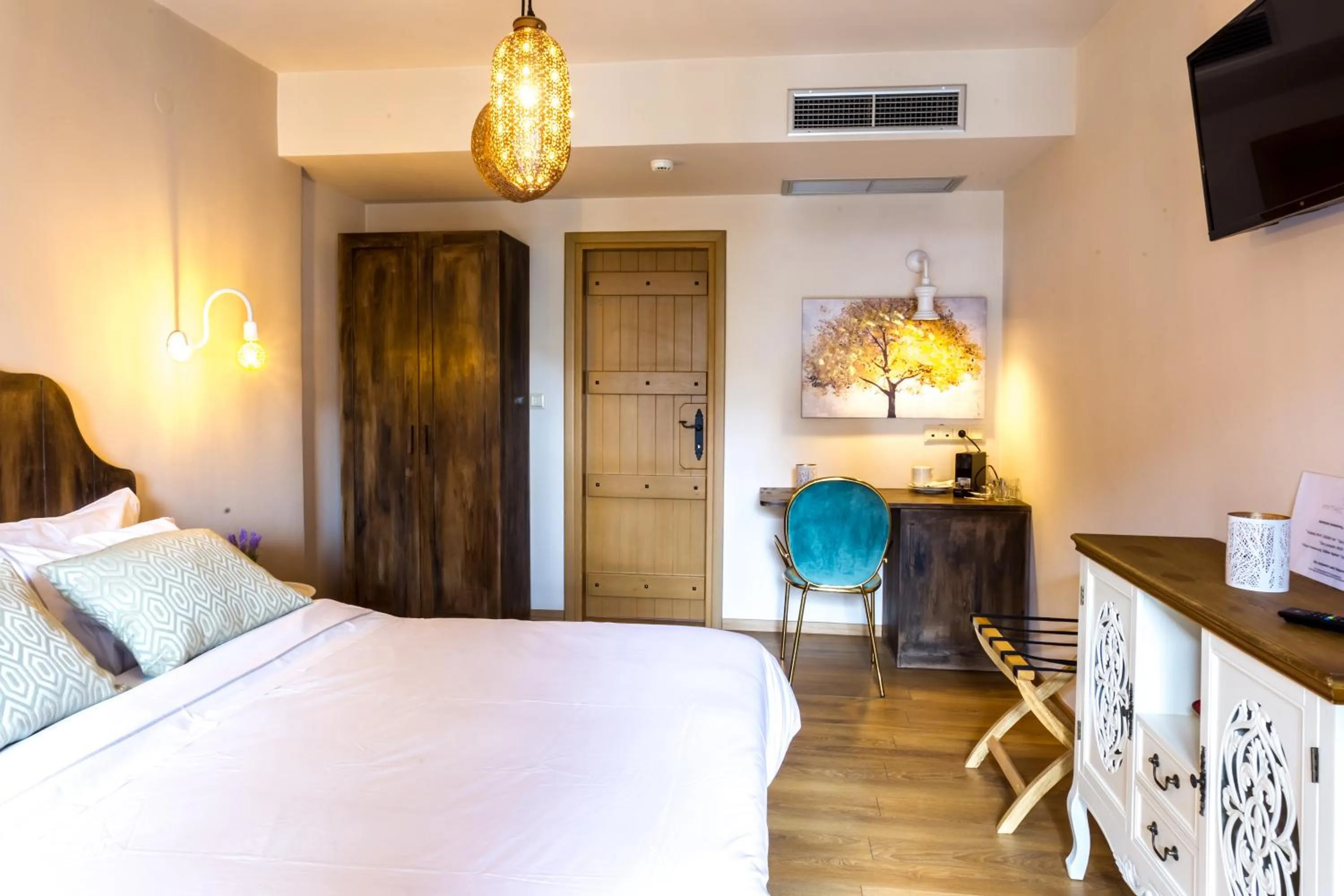 Photo of the whole room, Bed in Mythic Valley