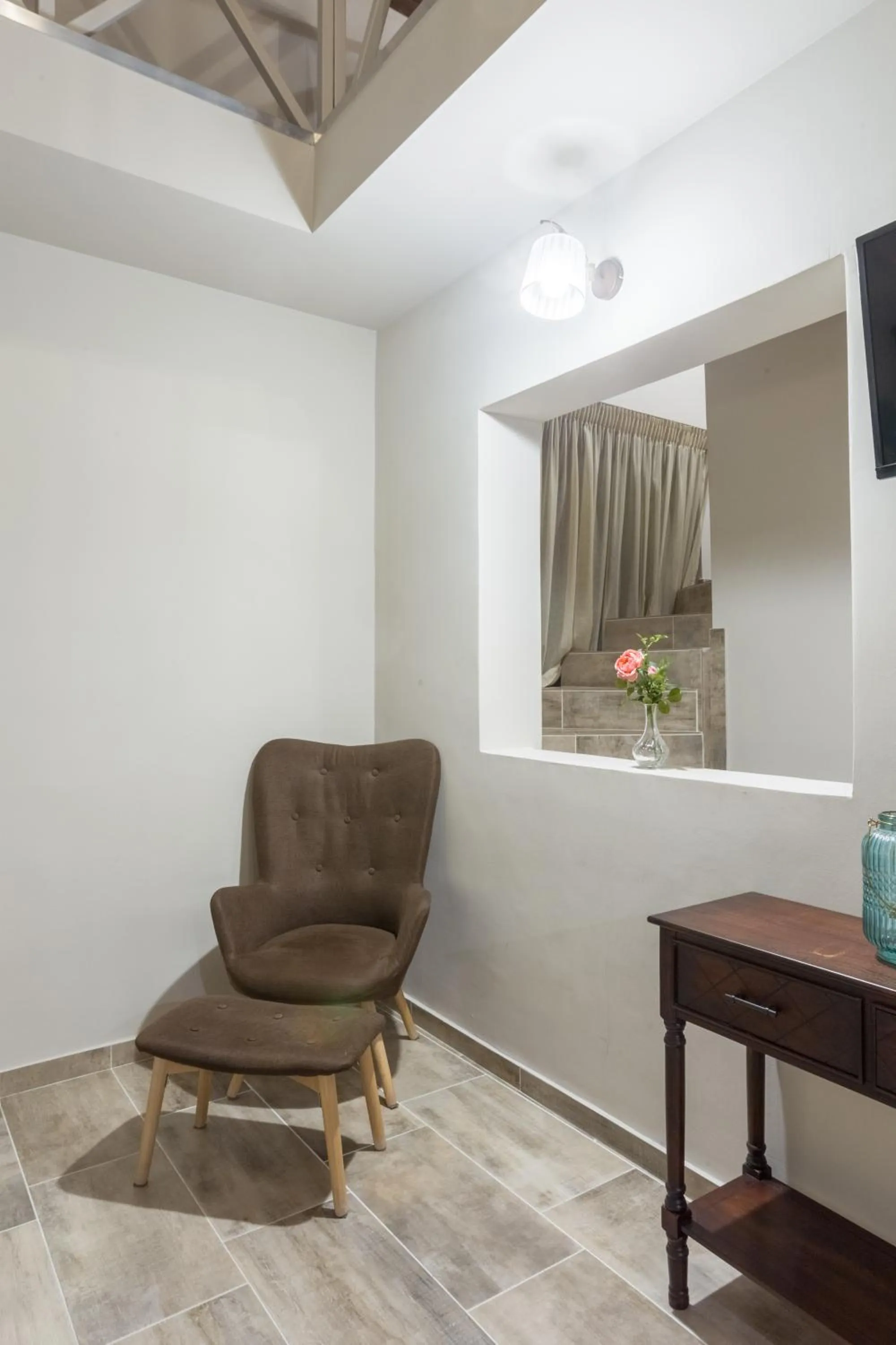 Photo of the whole room in Mythic Valley