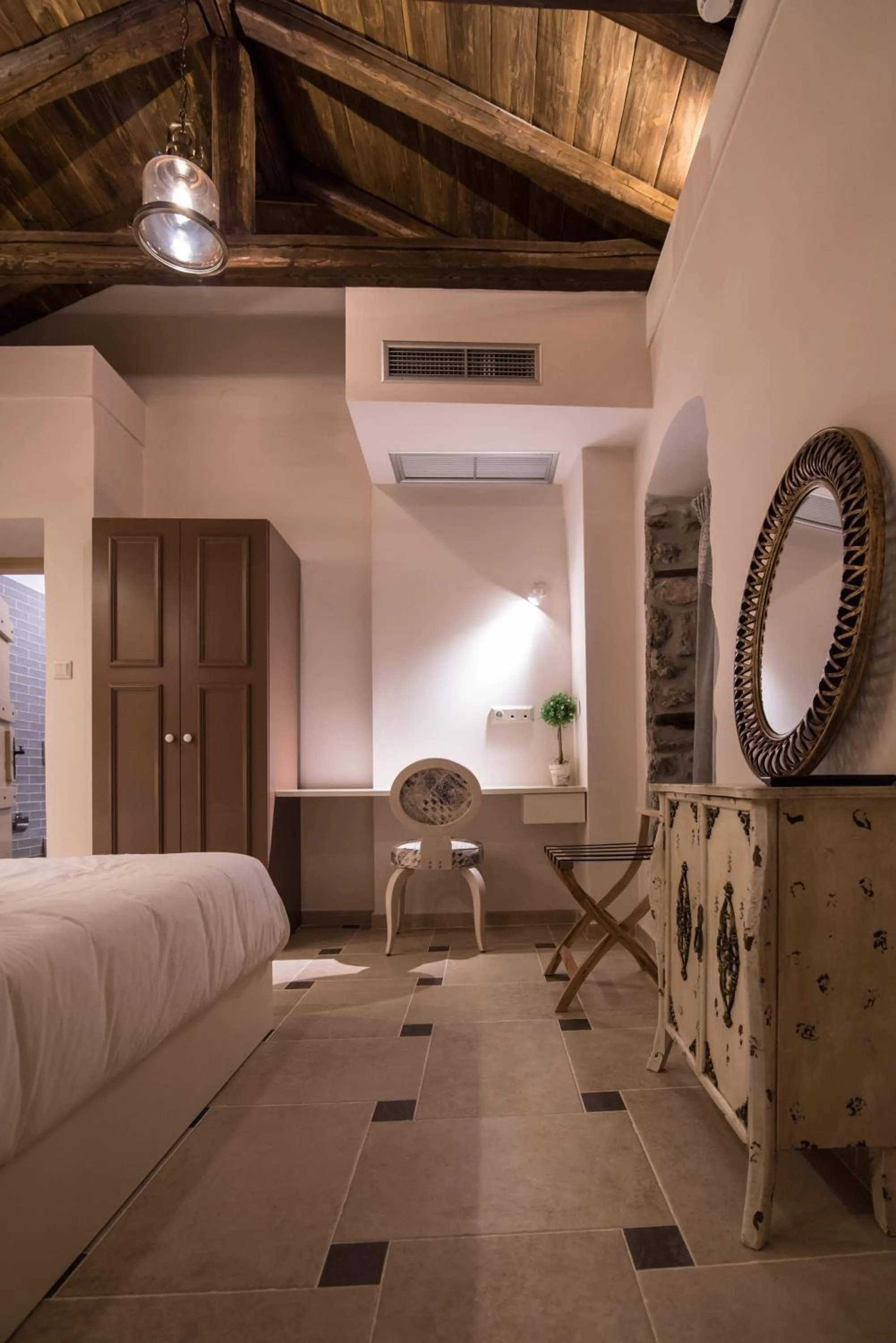 Photo of the whole room, Bed in Mythic Valley