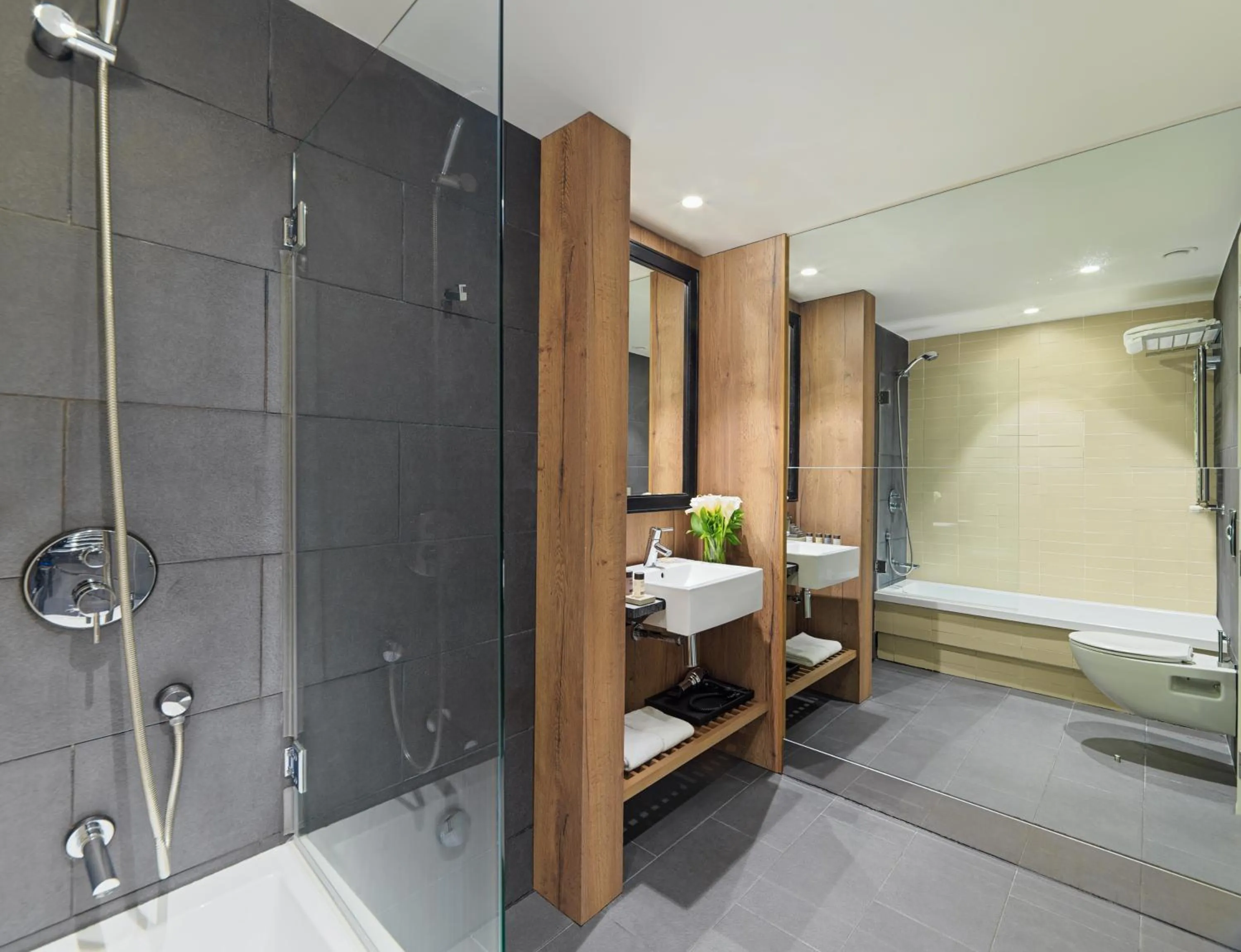 Bathroom, Bed in H10 Casanova