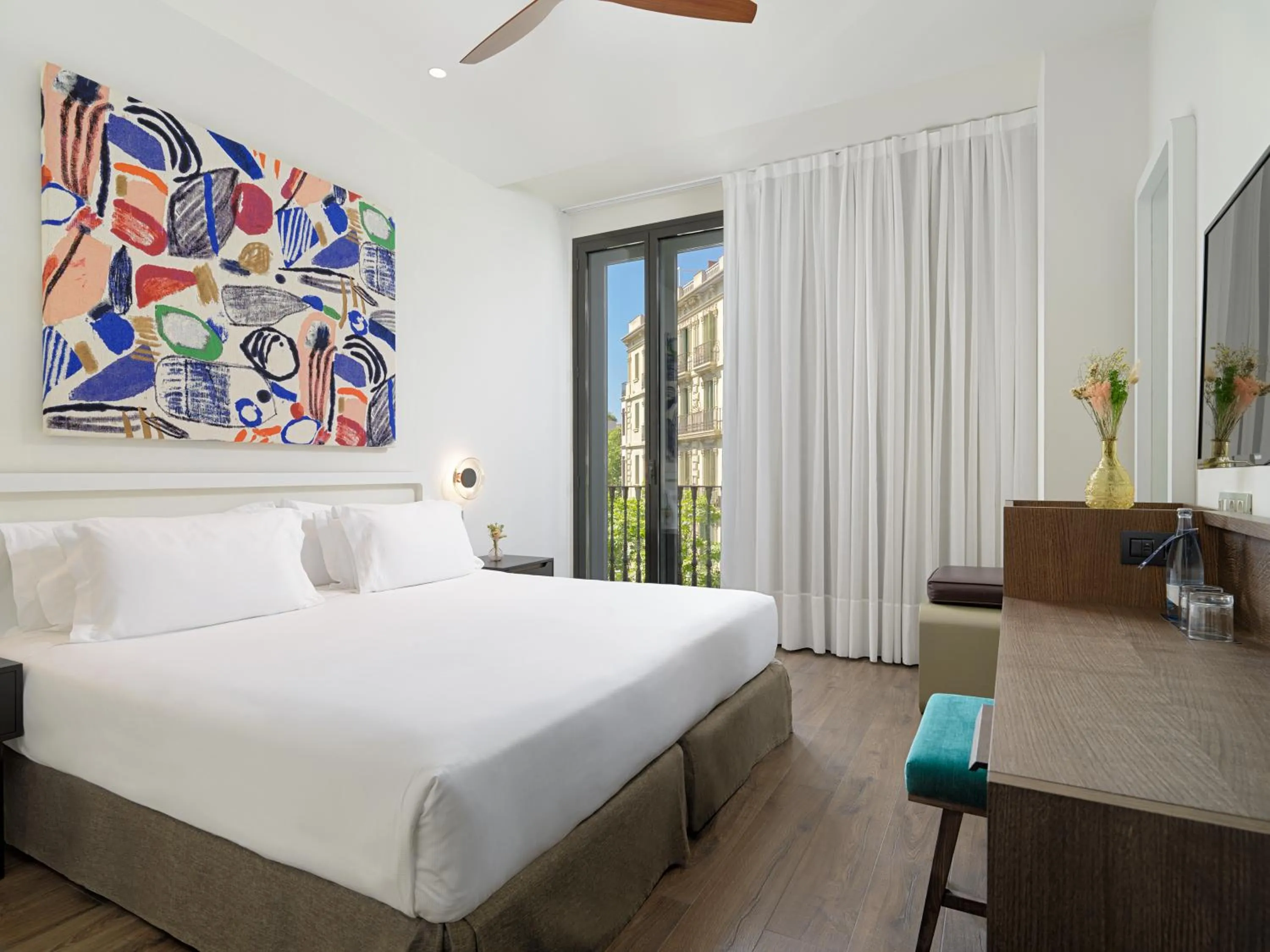 Photo of the whole room, Bed in H10 Casanova