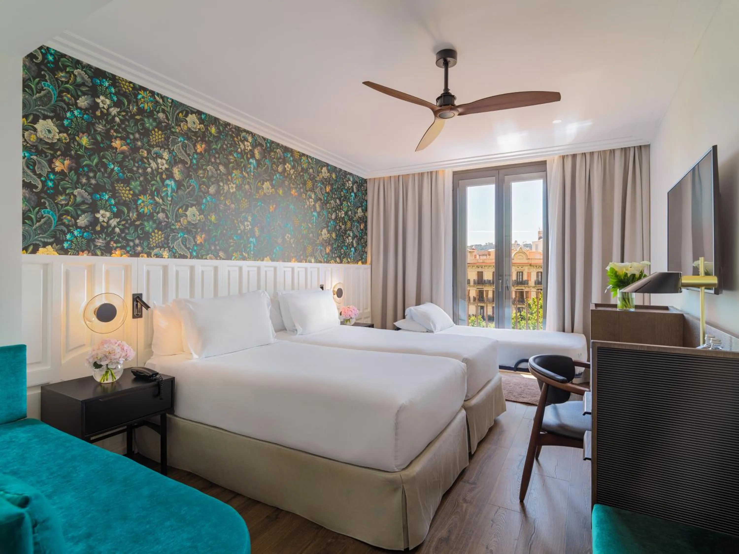 Photo of the whole room, Bed in H10 Casanova