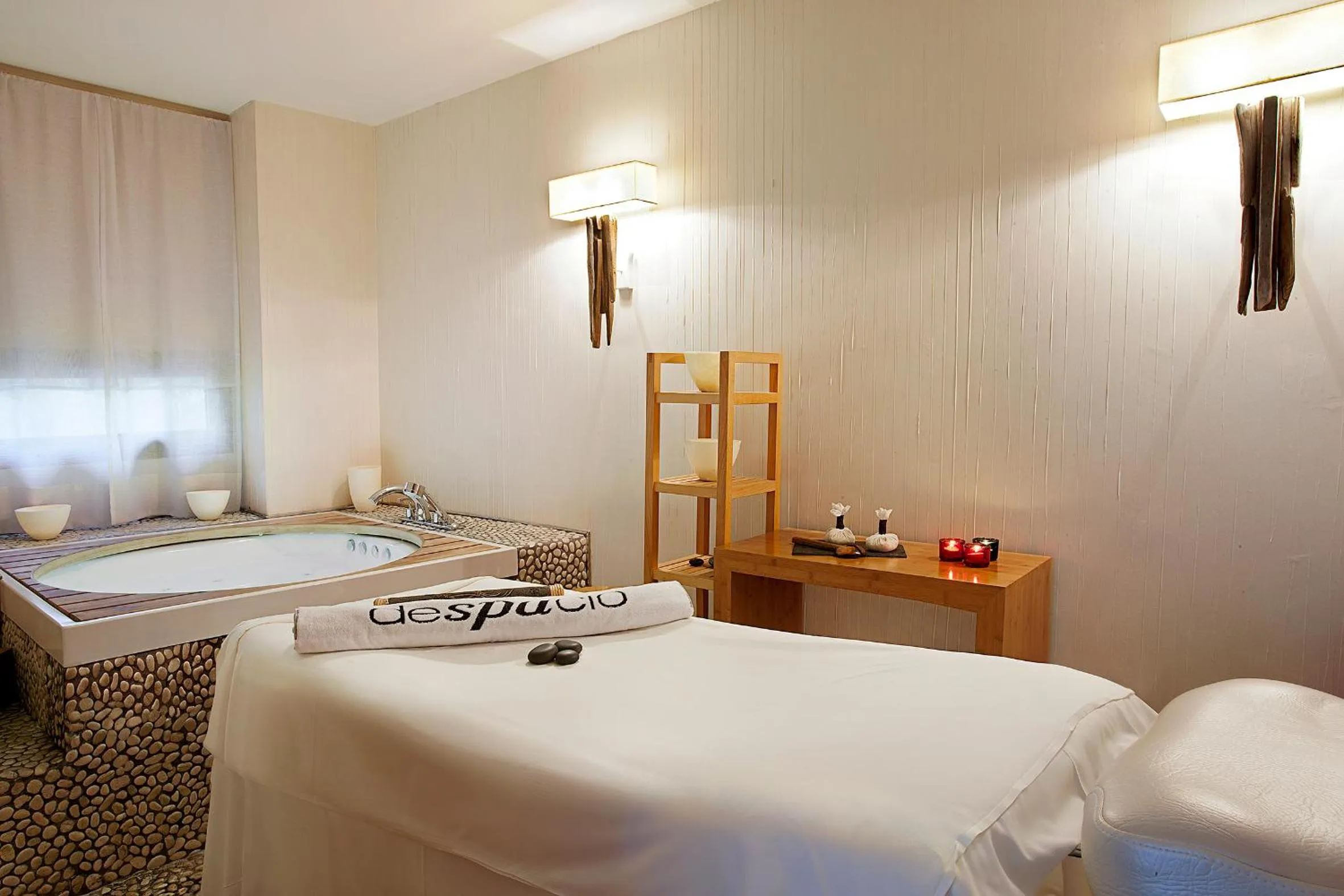 Hot Tub, Bed in H10 Casanova