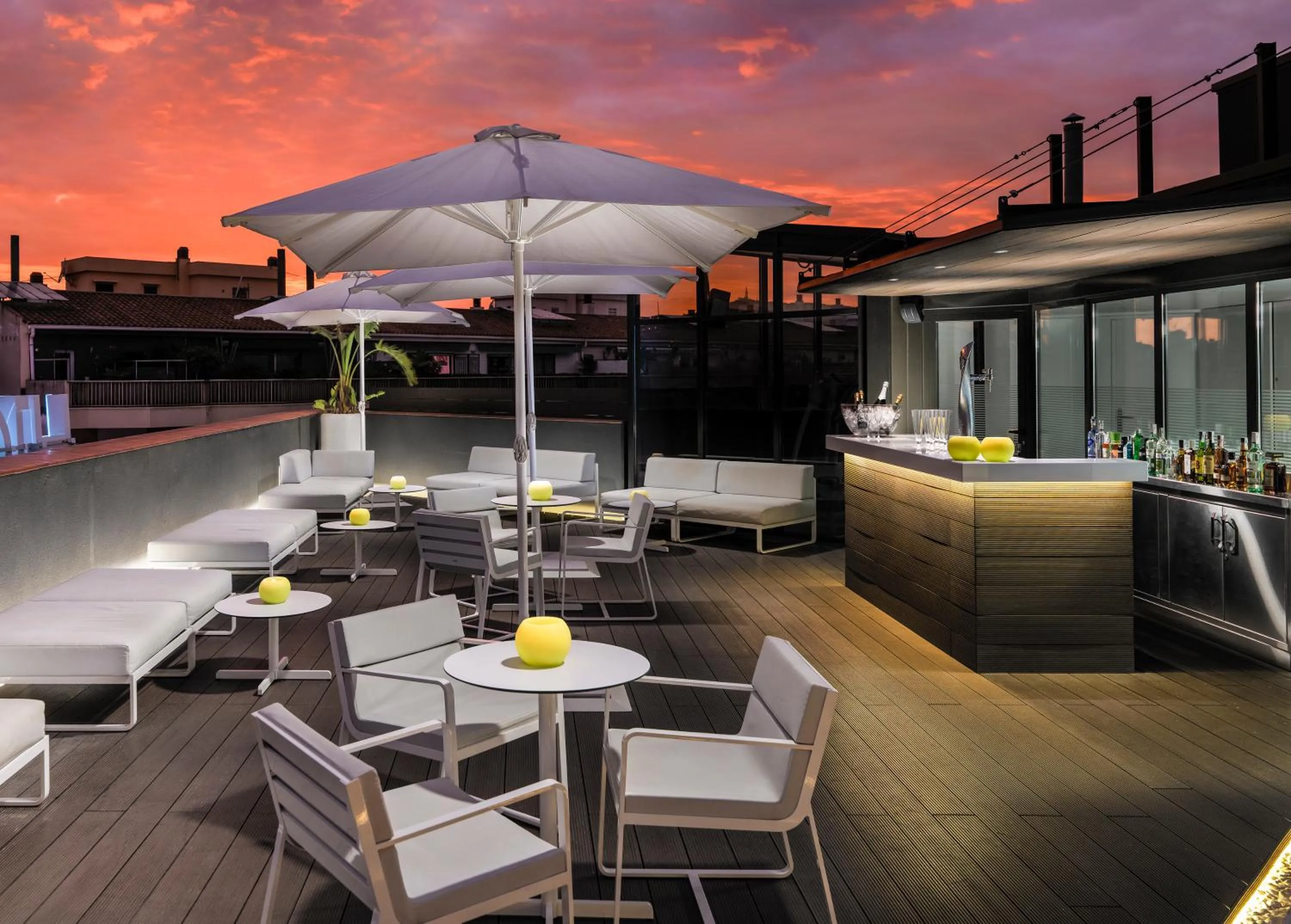 Swimming pool in H10 Casanova