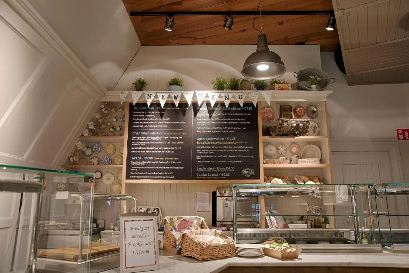 Restaurant/places to eat in Dinn Rí Hotel