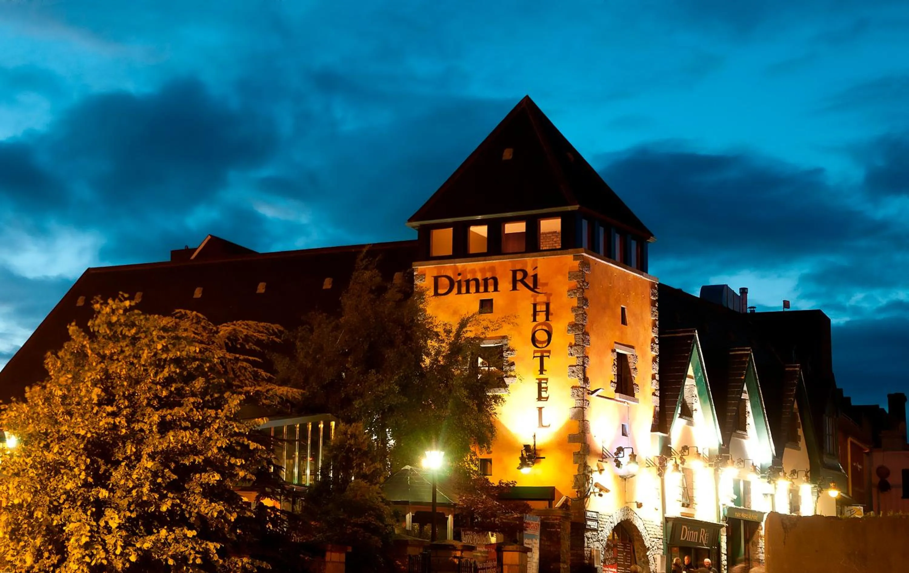 Property building in Dinn Rí Hotel