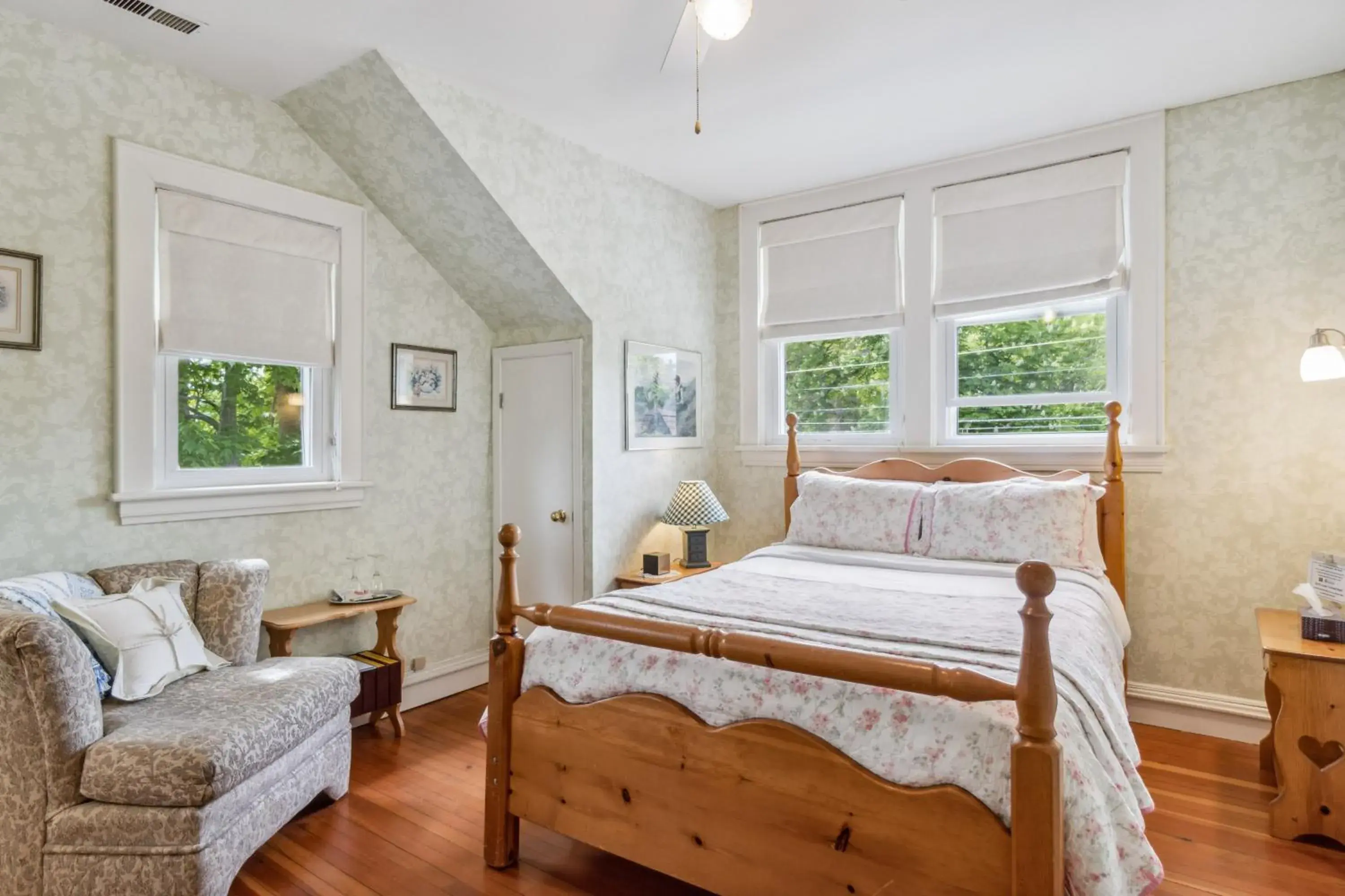 Queen Room in Farmhouse Inn B&B Queen Room in Farmhouse Inn B&B