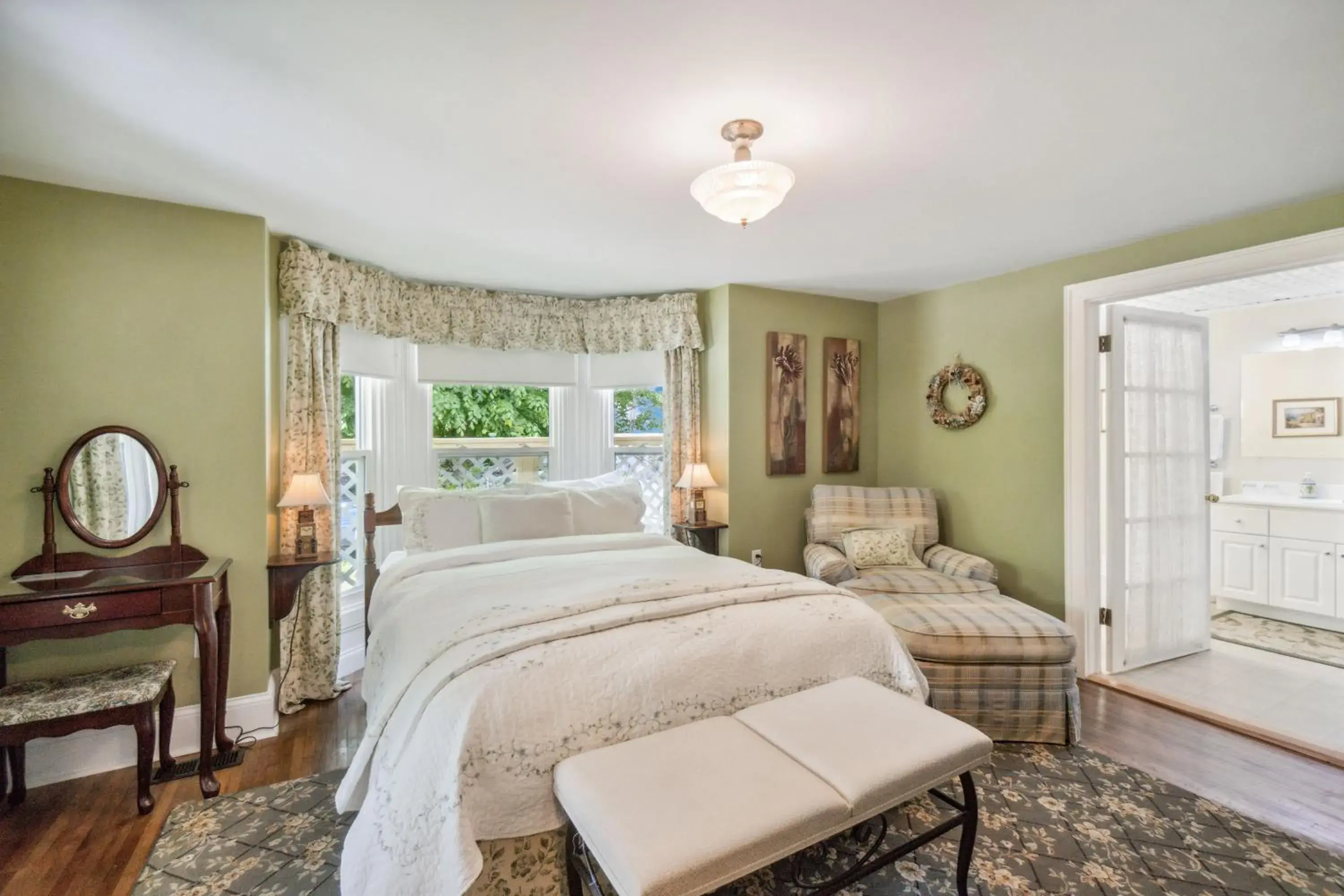 Queen Suite in Farmhouse Inn B&B Queen Suite in Farmhouse Inn B&B