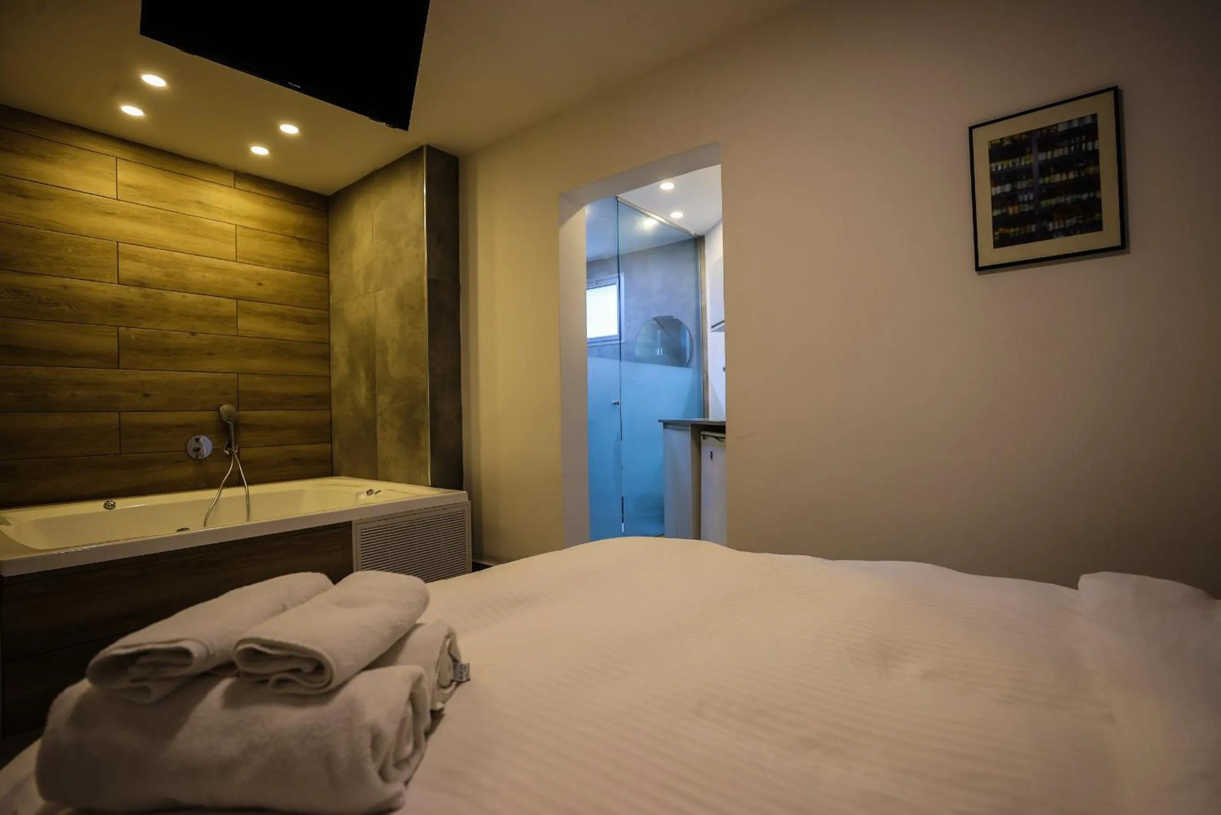 Hot Tub, Bed in G38 Rental Apartment Building