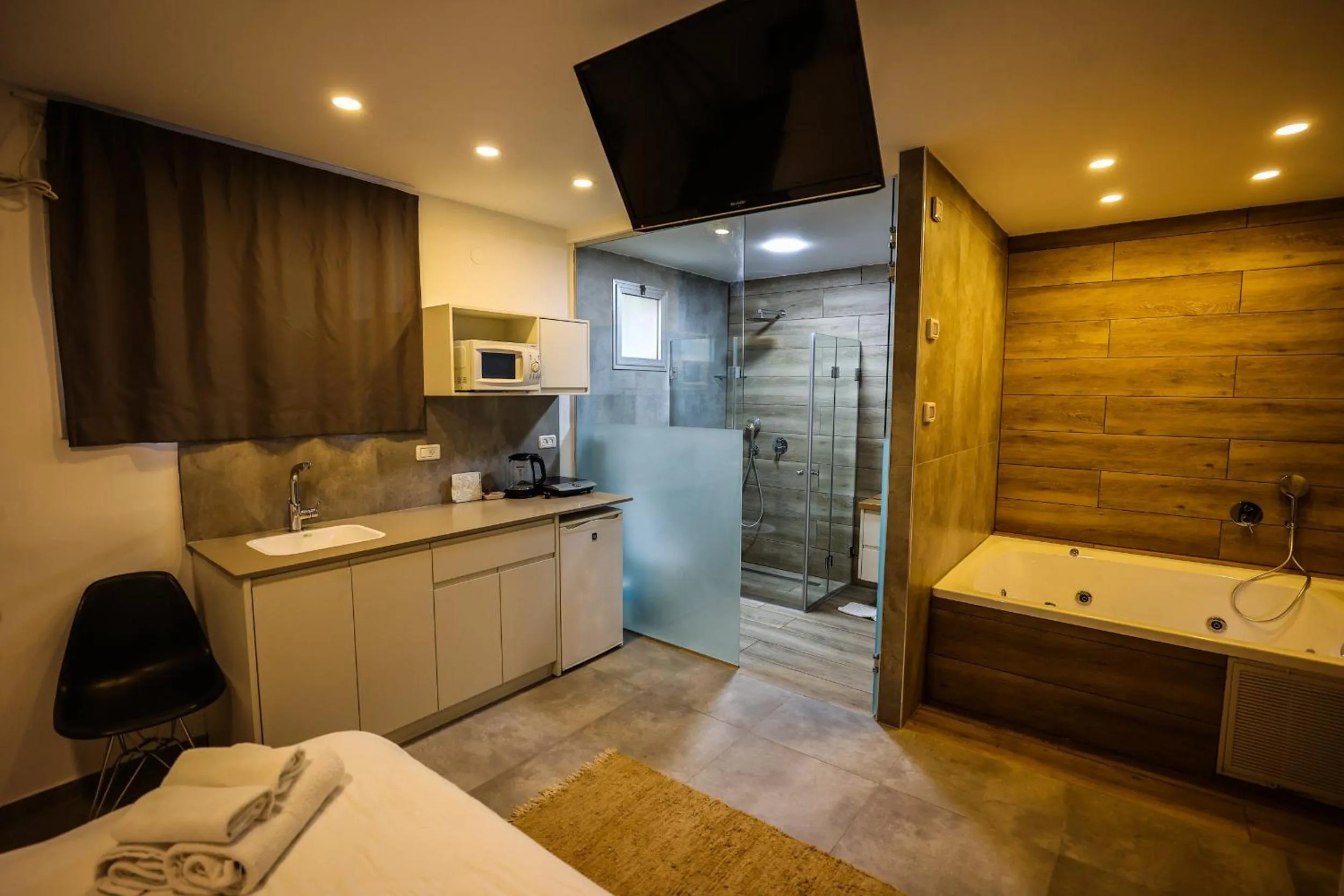 Hot Tub in G38 Rental Apartment Building