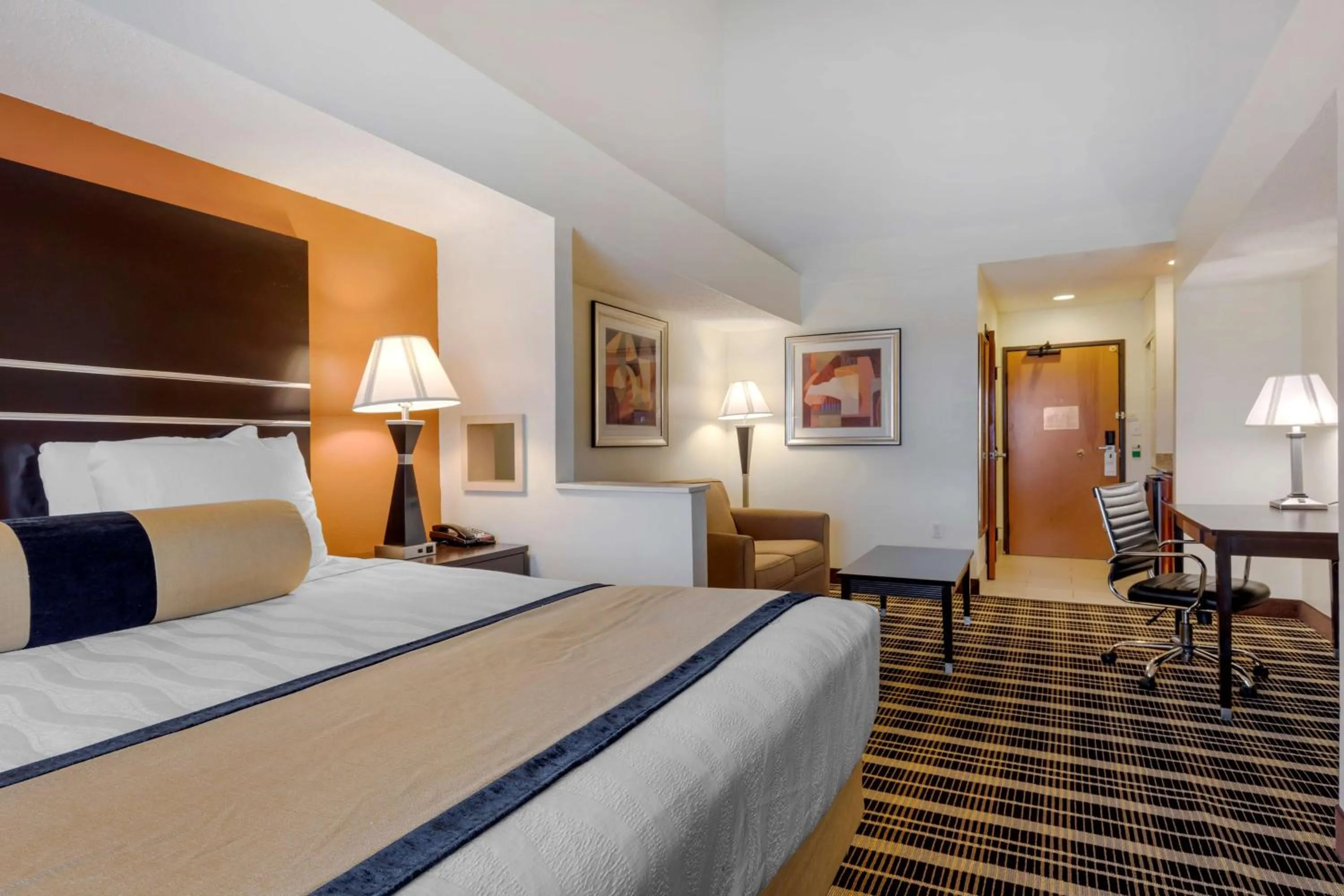 Photo of the whole room, Bed in Best Western Plus Rockwall Inn & Suites