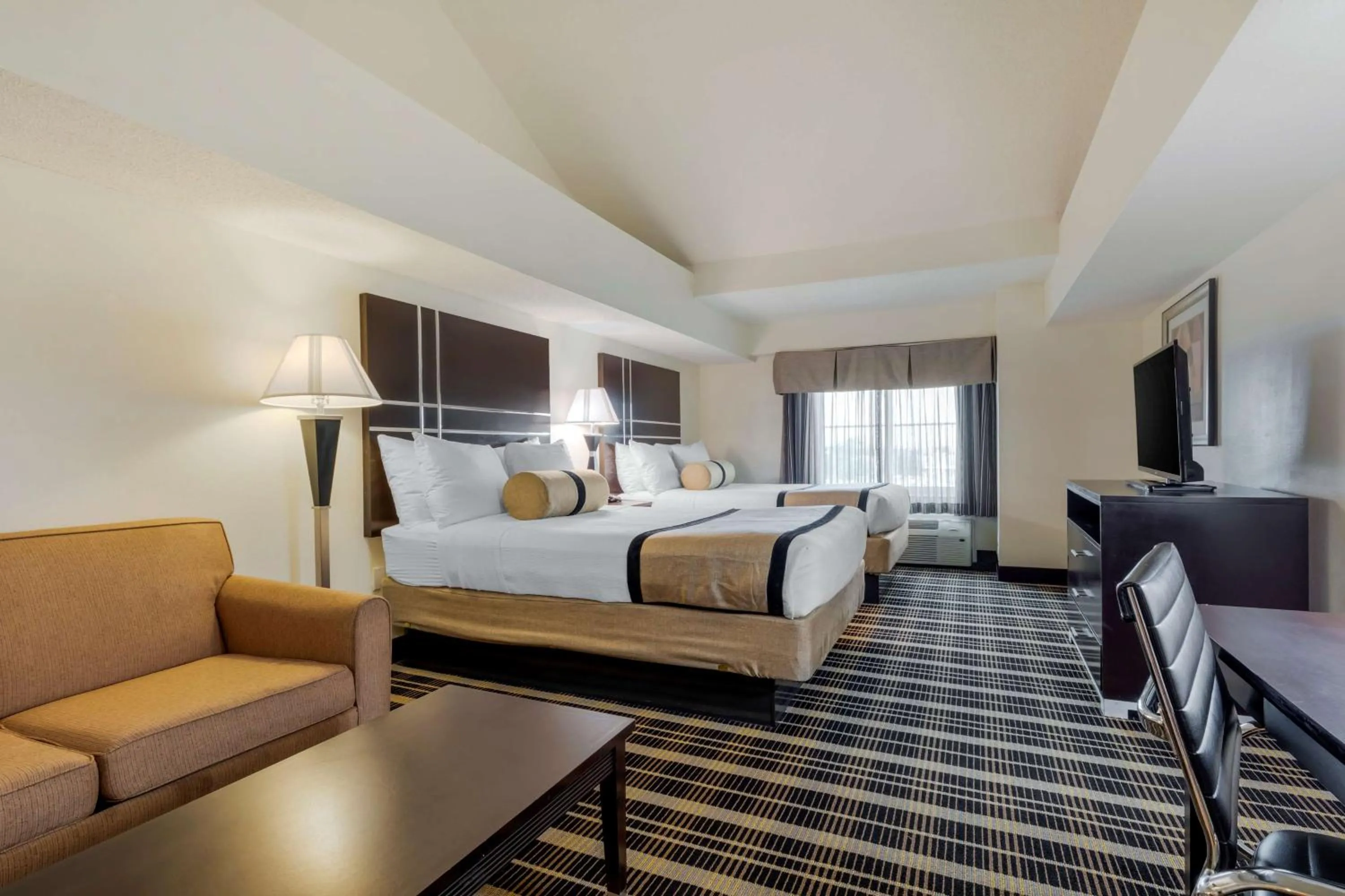 Photo of the whole room, Bed in Best Western Plus Rockwall Inn & Suites