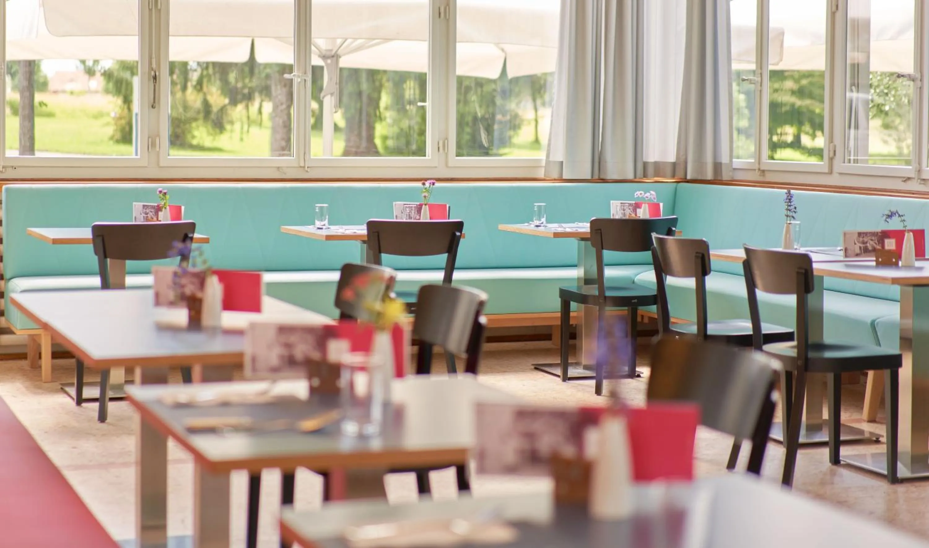 Restaurant/places to eat in Bata Club Haus